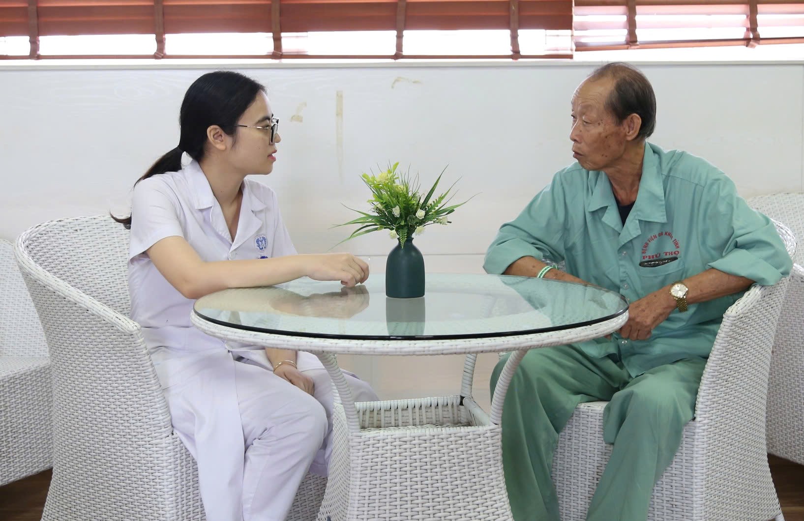 ThS.BS Lỗ Thị Bảo Yên – Trung tâm Y Dược cổ truyền - Phục hồi chức năng tư vấn cho người bệnh