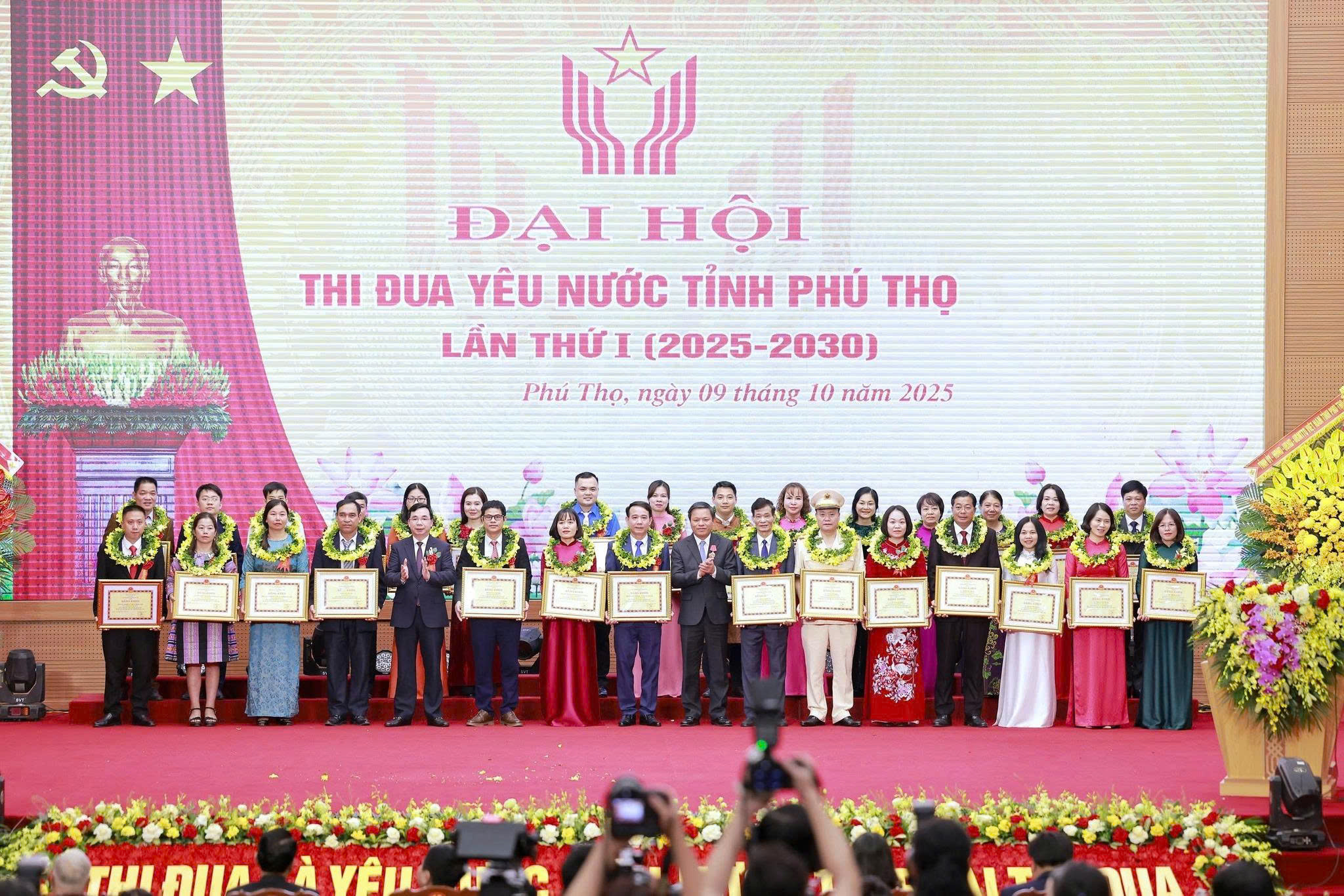 Trung tâm Đột quỵ, Bệnh viện Đa khoa tỉnh Phú Thọ: Vươn tầm quốc tế trong điều trị đột quỵ cấp 3 Trung tâm Đột quỵ (hàng đầu, thứ 6 từ trái sang) vinh dự nhận Bằng khen của Chủ tịch UBND tỉnh vì đã có thành tích xuất sắc trong phong trào thi đua yêu nước tỉnh Phú Thọ, giai đoạn 2020 - 2025