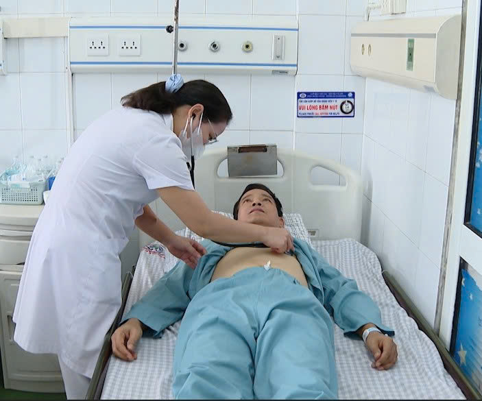 ThS.BS Lê Thị Hồng Nhung – Phó Trưởng khoa Nội hô hấp – Tiêu hóa thăm khám cho người bệnh