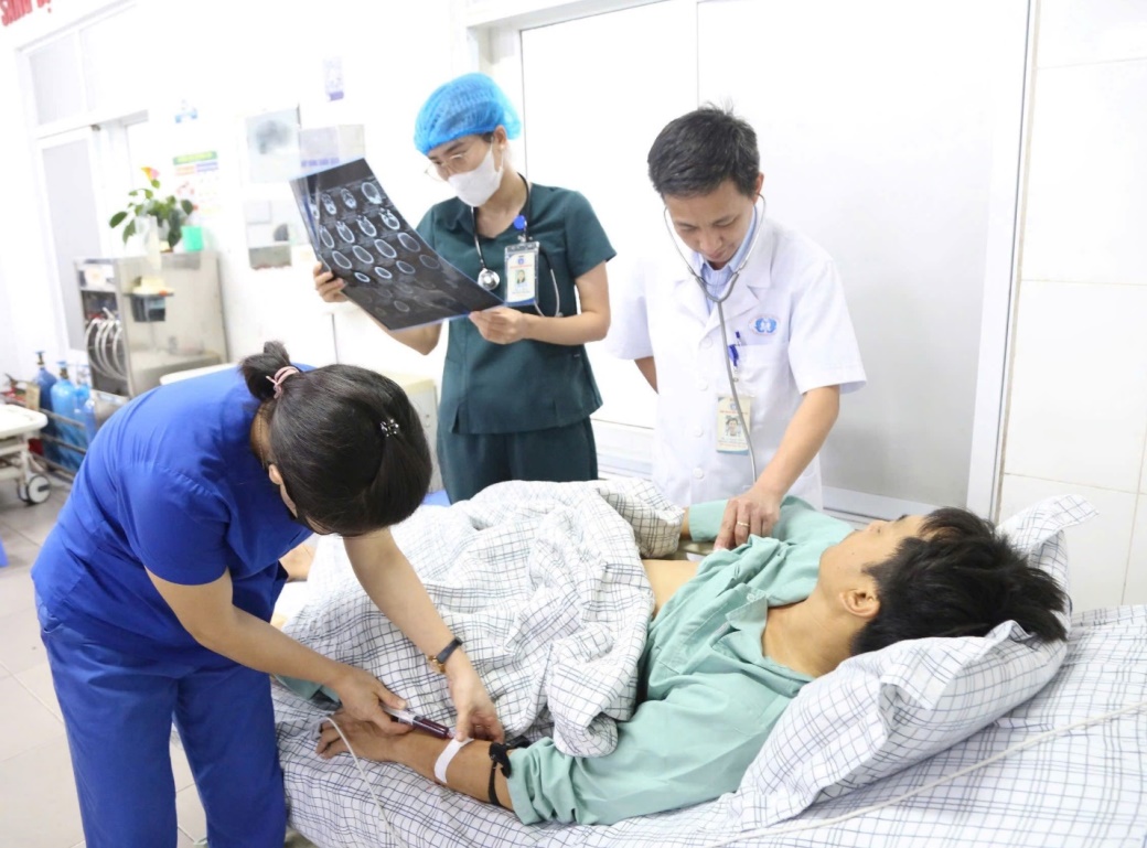 BSCKII Hoàng Hồng Quang – Người giữ vững cánh cửa sinh tử bằng chuyên môn và y đức 3 Hình ảnh BSCKII Hoàng Hồng Quang đang thăm khám cho người bệnh