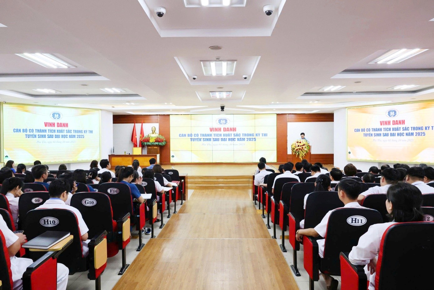 Vinh danh cán bộ có thành tích xuất sắc trong kỳ thi tuyển sinh sau đại học năm 2025 4 vinh danh 4