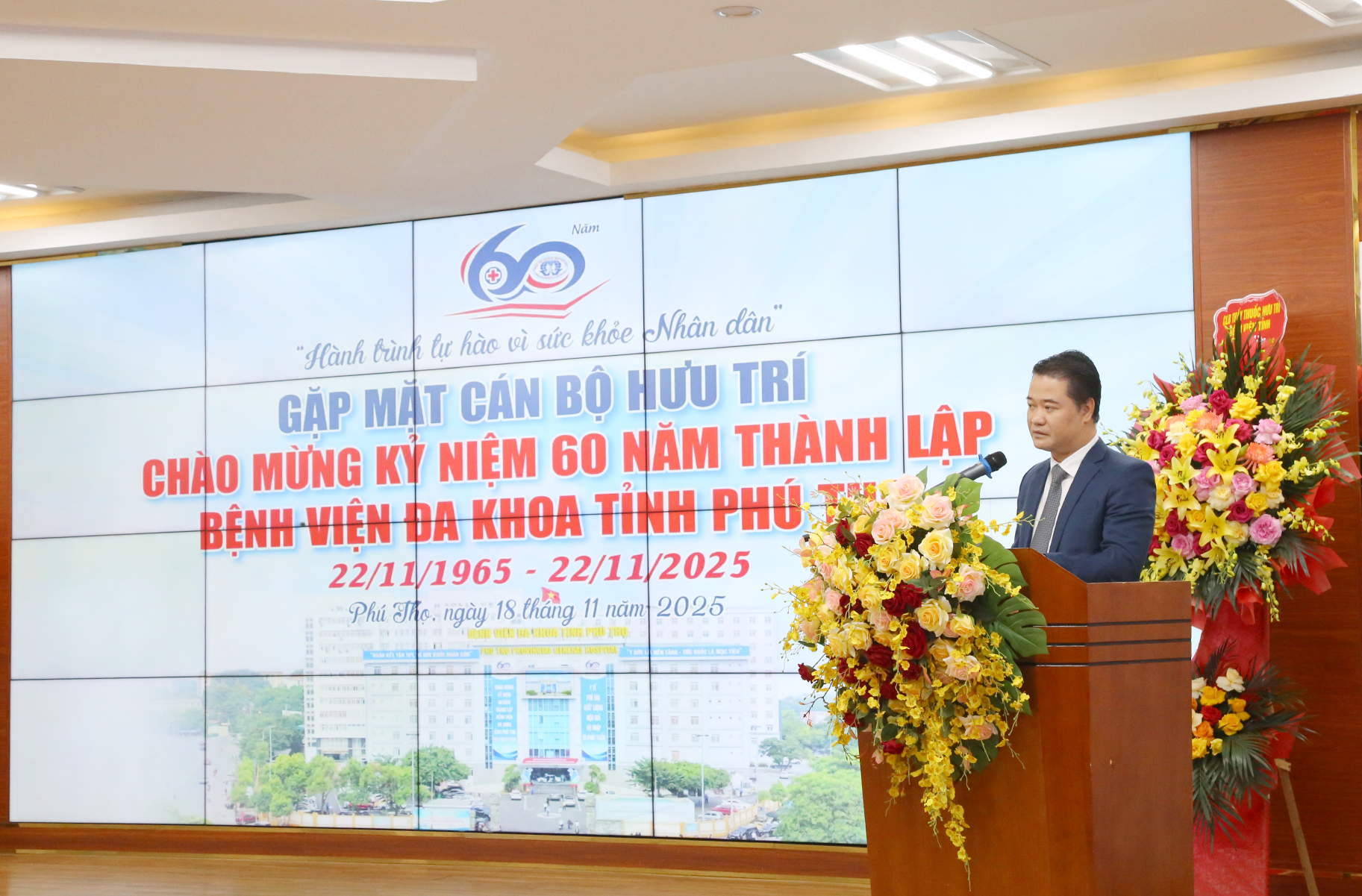 BSCKII. Lê Đình Thanh Sơn – Bí thư Đảng ủy - Giám đốc Bệnh viện phát biểu tại buổi gặp mặt