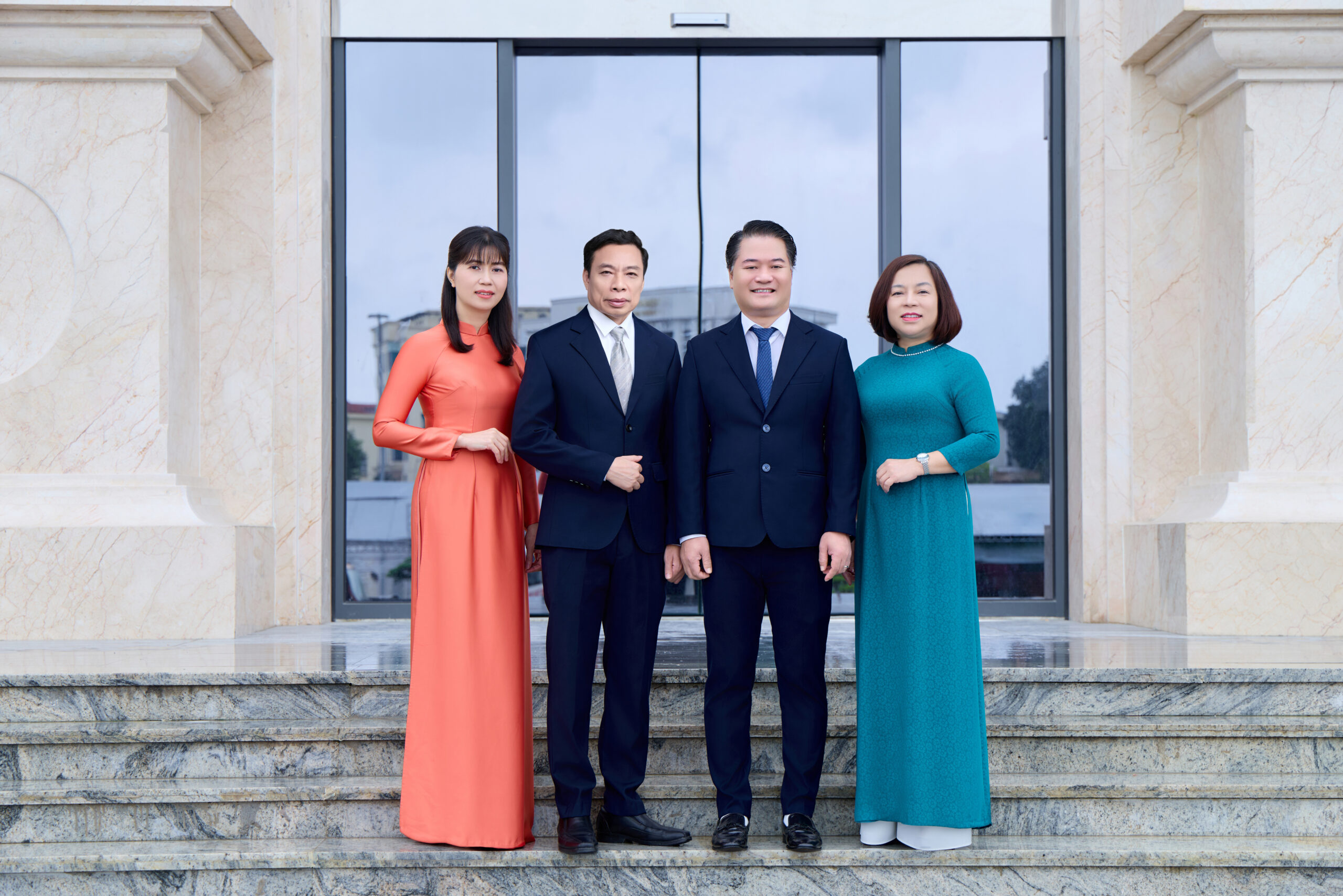 BAN GIAM DOC D1A8871 DA SUA scaled