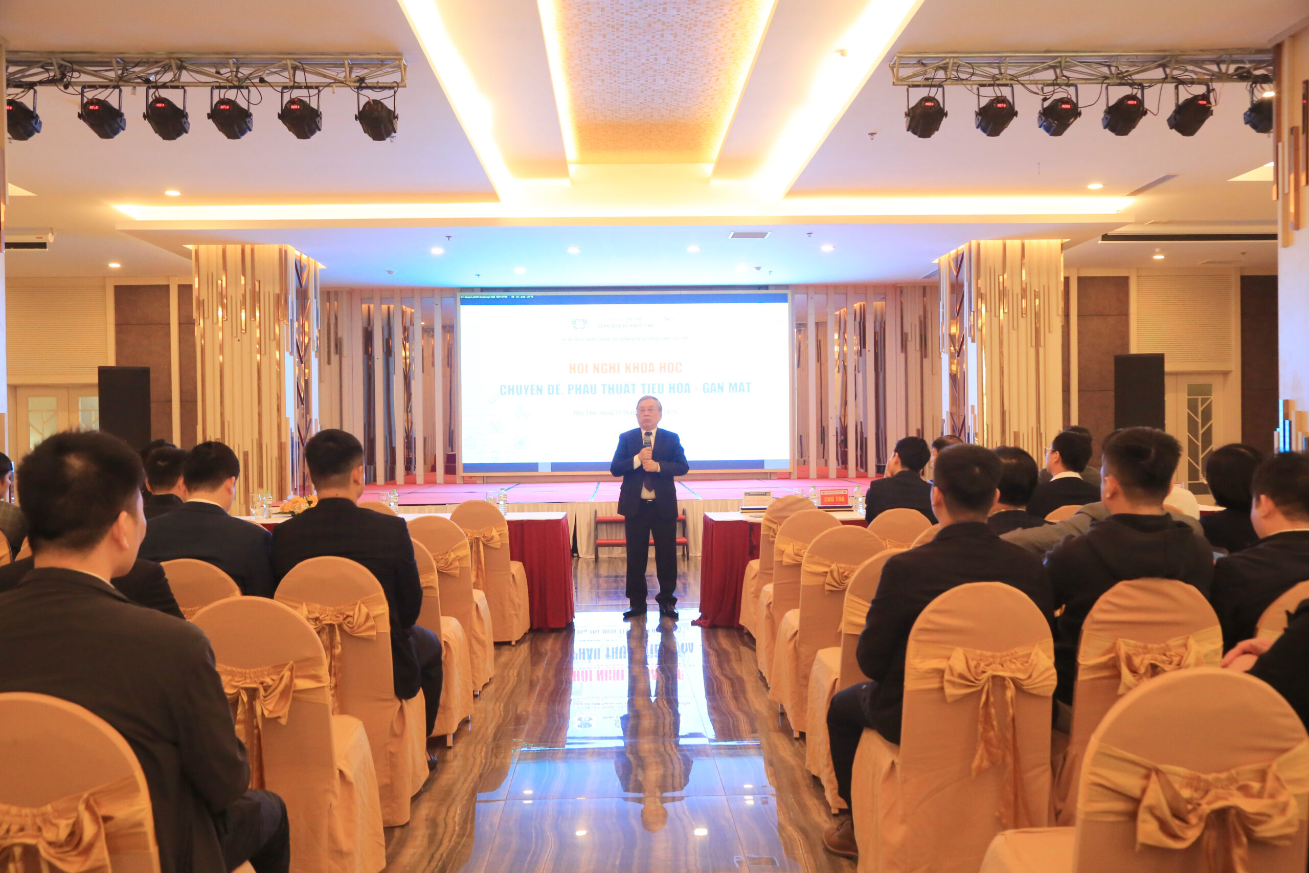 PGS.TS Nguyễn Tiến Quyết – Nguyên Giám đốc Bệnh viện Hữu nghị Việt Đức phát biểu tại Hội nghị