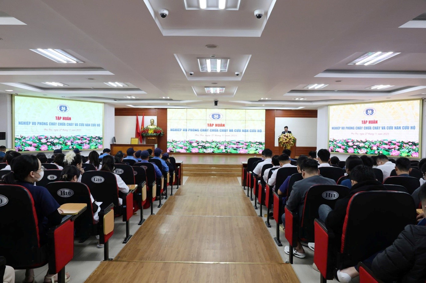 Ảnh toàn cảnh chương trình huấn luyện phòng cháy chữa cháy