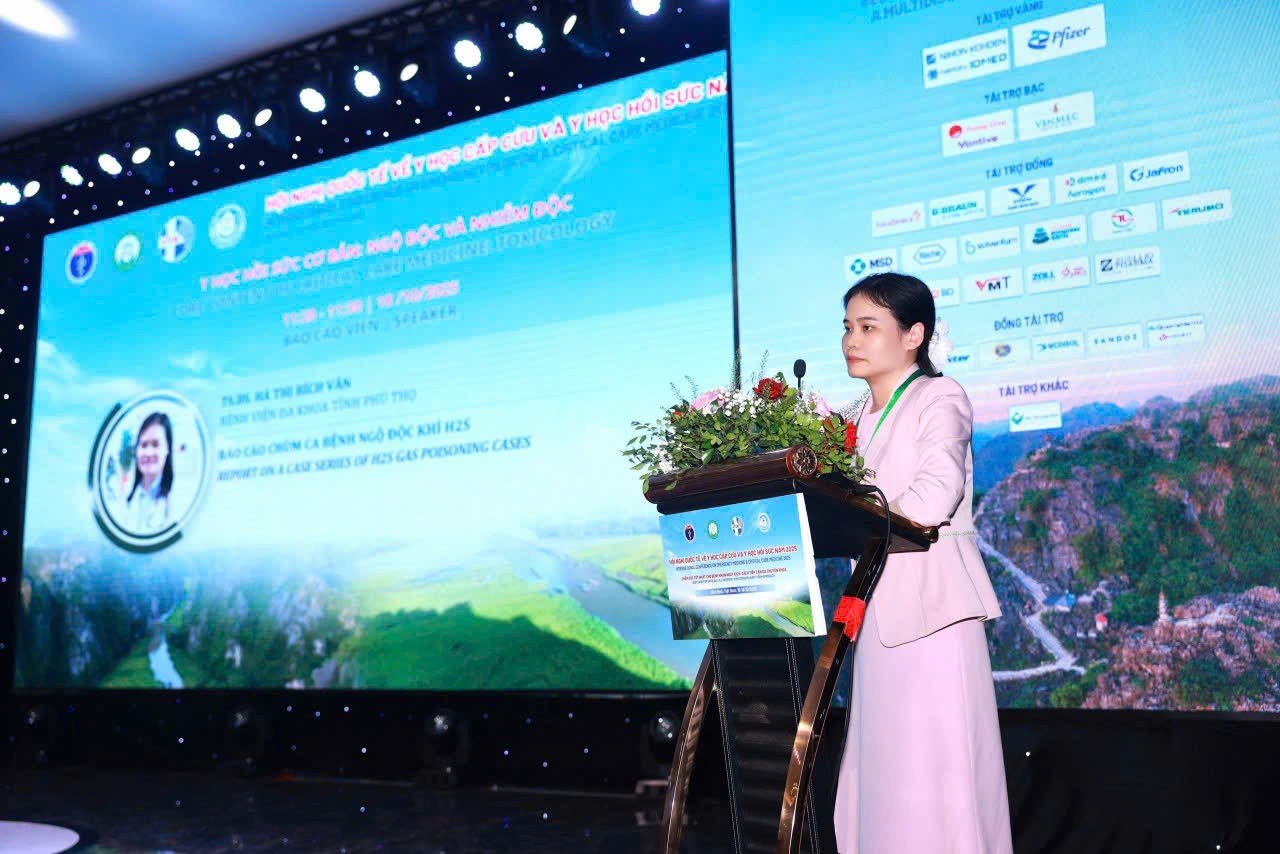 BS Hà Thị Bích Vân – Trưởng khoa Hồi sức tích cực – Chống độc trình bày báo cáo tại Hội nghị