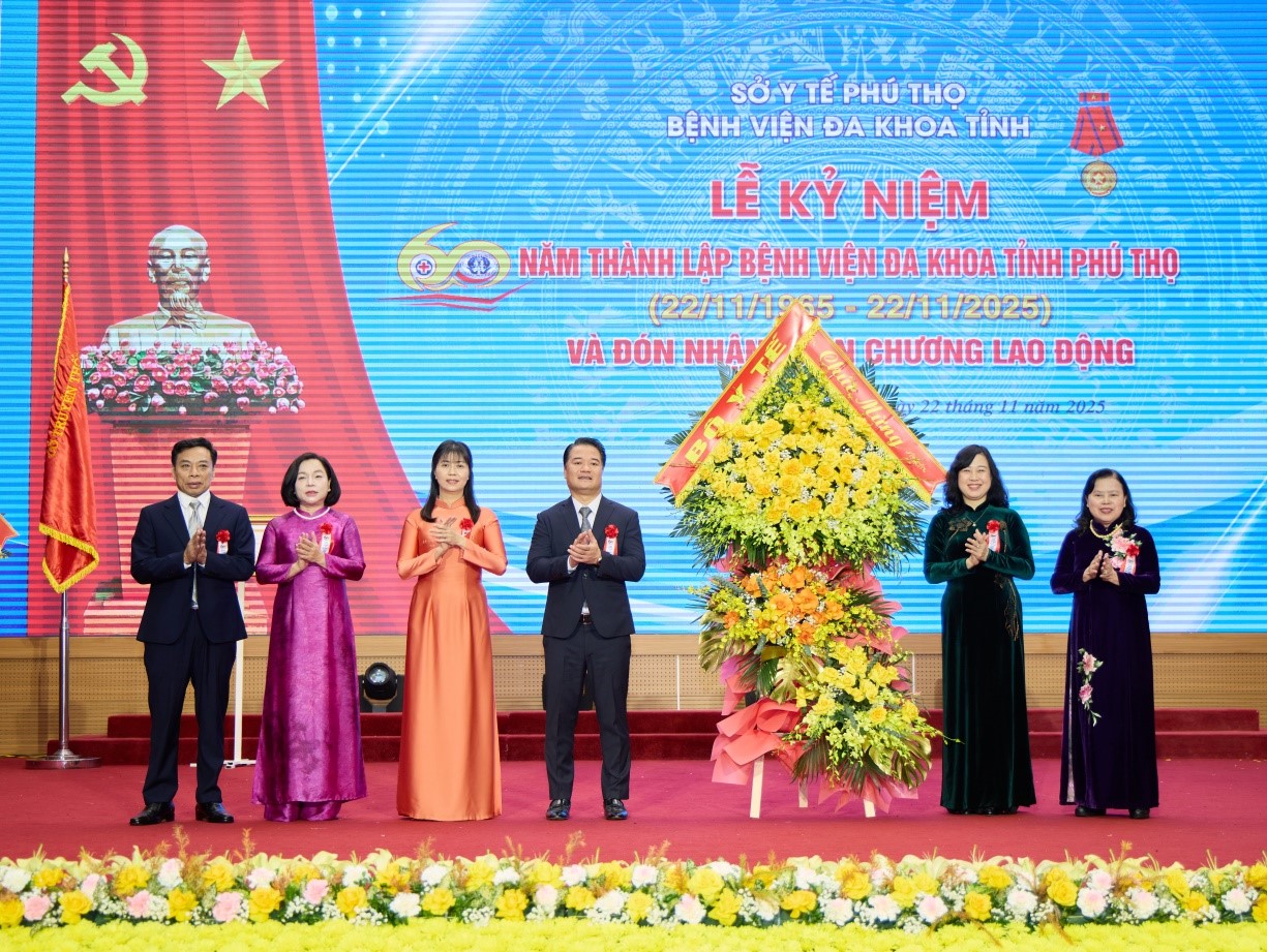 Đồng chí Đào Hồng Lan - Bộ trưởng Bộ Y tế tặng hoa chúc mừng Bệnh viện Đa khoa tỉnh Phú Thọ nhân dịp 60 năm thành lập Bệnh viện