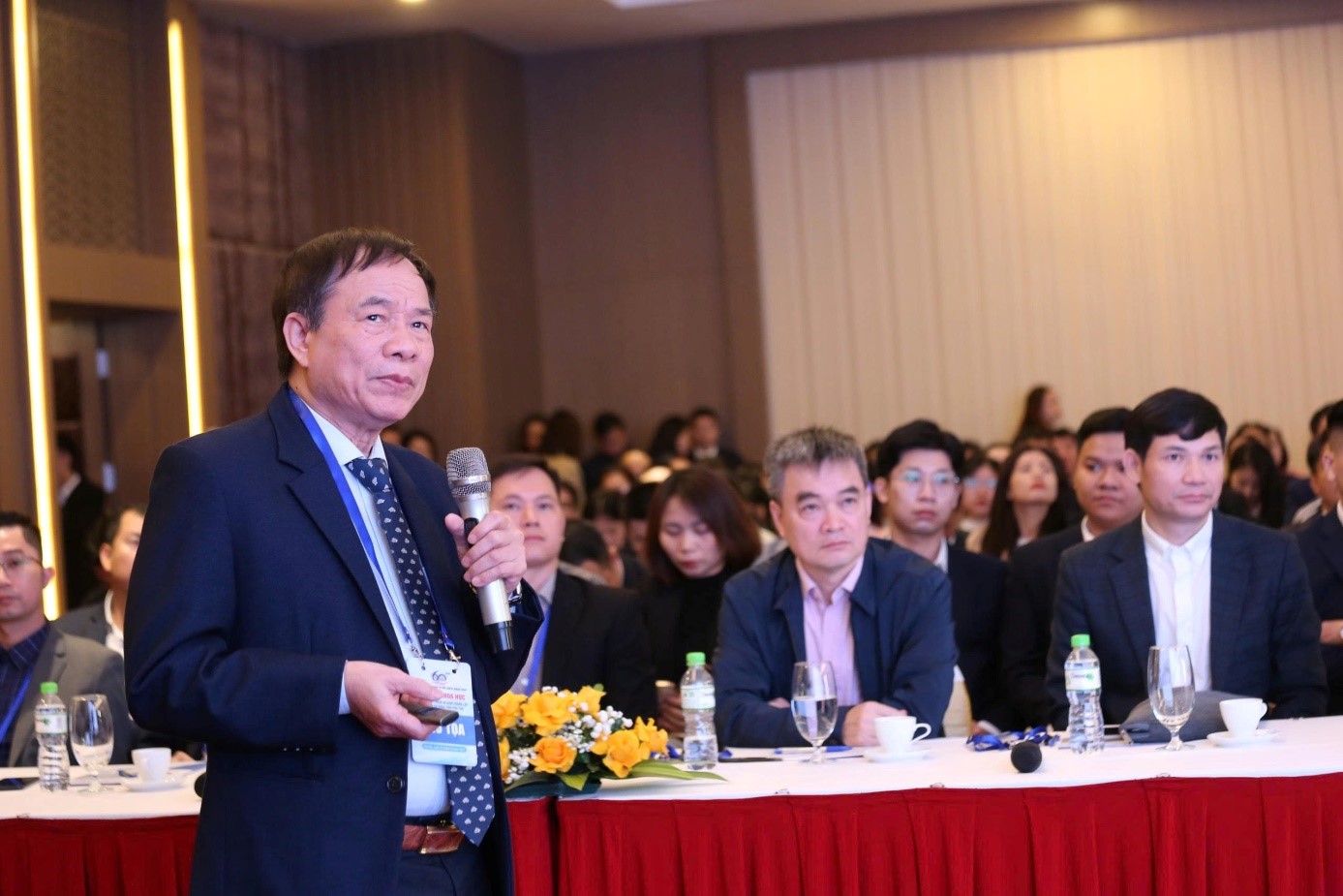 GS.TS Nguyễn Văn Thông – Chủ tịch Hội Đột quỵ Việt Nam trình bày báo cáo “Có gì mới trong điều trị đột quỵ tối cấp tính” 