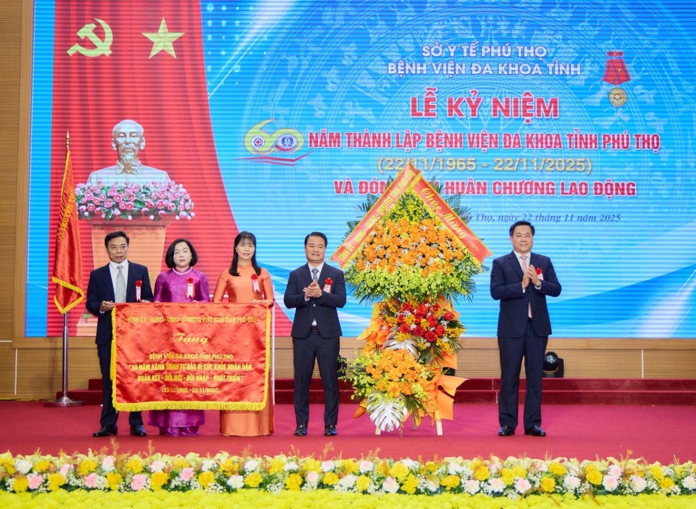 Đồng chí Trần Duy Đông – Phó Bí thư Tỉnh ủy, Chủ tịch UBND tỉnh trao tặng bức trướng với dòng chữ “Bệnh viện Đa khoa tỉnh Phú Thọ “60 năm hành trình tự hào vì sức khỏe Nhân dân: Đoàn kết – Đổi mới – Hội nhập – Phát triển”