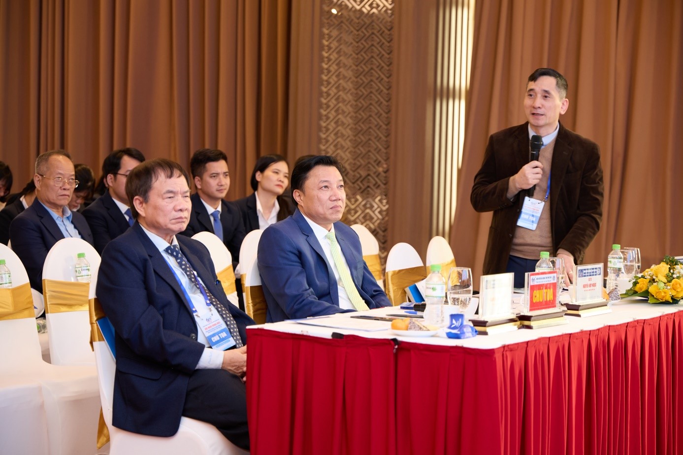 PGS. TS Đỗ Ngọc Sơn - Giám đốc Trung tâm Hồi sức tích cực, Bệnh viện Bạch Mai trình bày báo cáo tại Hội nghị.