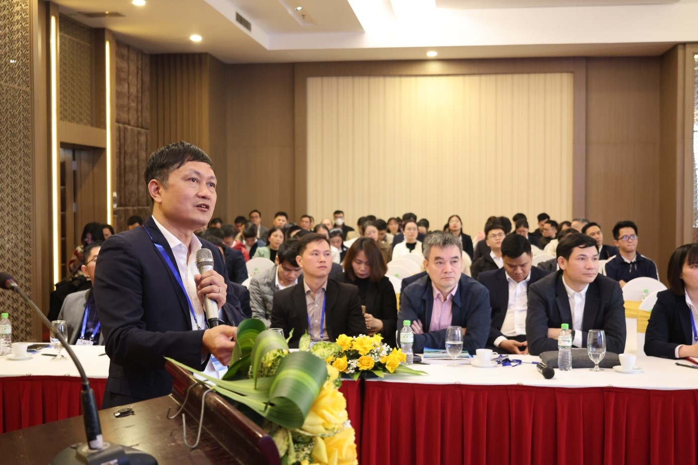 TS. BS Nguyễn Hữu Quân – Phó Giám đốc Trung tâm Cấp cứu A9, Bệnh viện Bạch Mai báo cáo tại Hội nghị