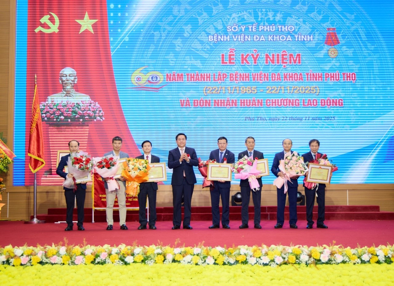 Các chuyên gia hỗ trợ chuyên môn cho Bệnh viện vinh dự nhận Bằng khen của Chủ tịch UBND tỉnh