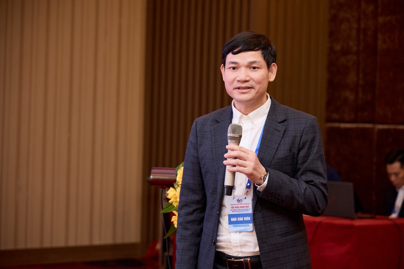 TS. BS Hoàng Công Tình – Bệnh viện Đa khoa Hòa Bình báo cáo tại Hội nghị