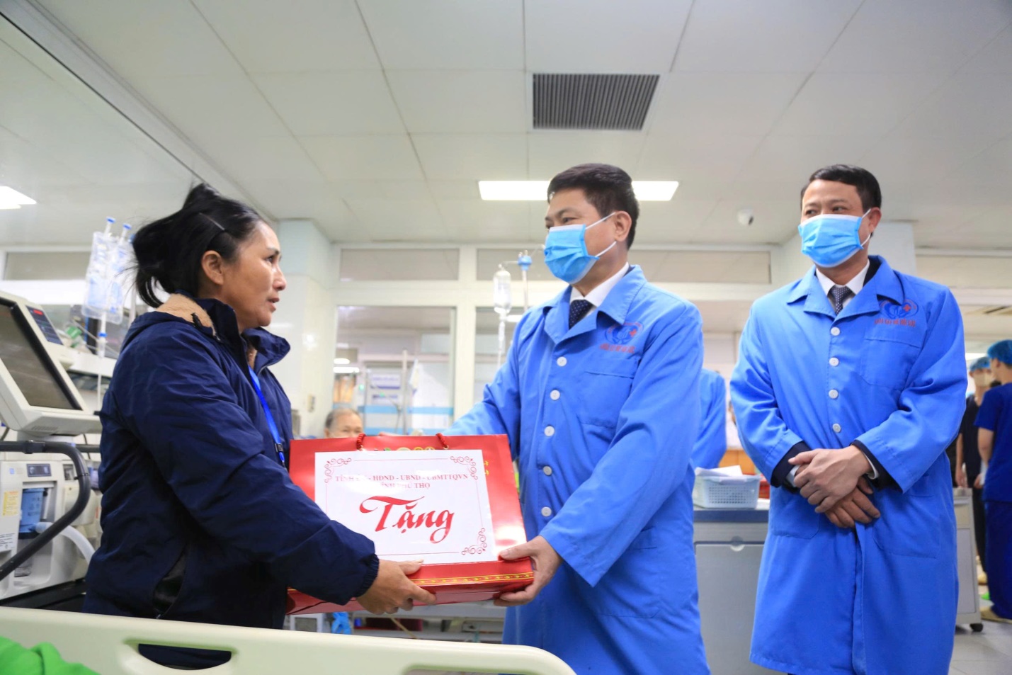 Đồng chí Bí thư Tỉnh ủy thăm và tặng quà người bệnh đang điều trị tại khoa Hồi sức tích cực – Chống độc