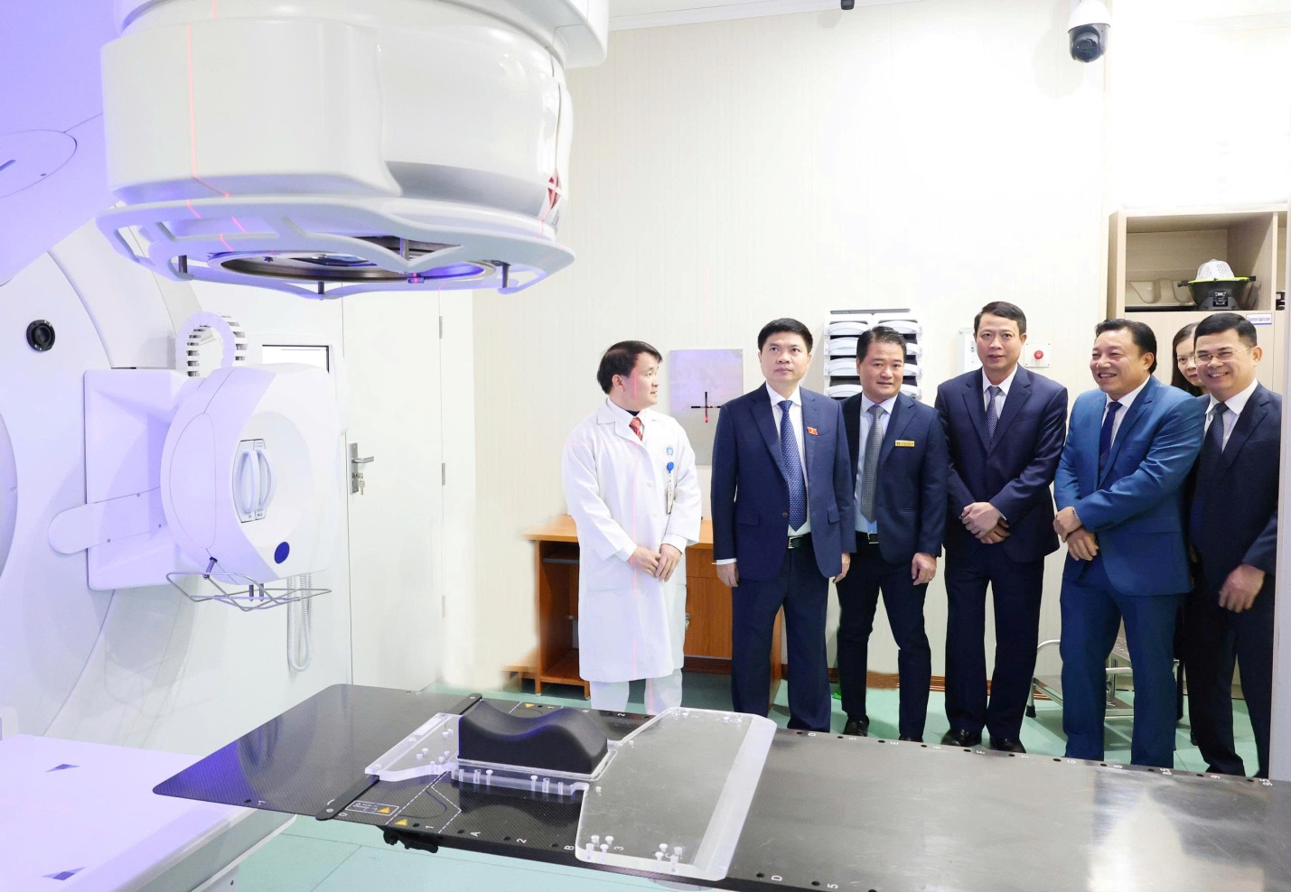 Đồng chí Bí thư Tỉnh ủy tham quan hệ thống máy xạ trị Versa HD hiện đại, đồng bộ tại Bệnh viện