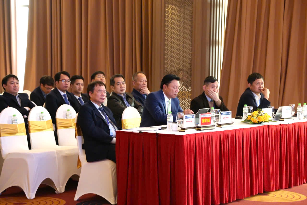 Chủ tọa và các đại biểu tham gia phiên chuyên đề Đột quỵ - Hồi sức cấp cứu