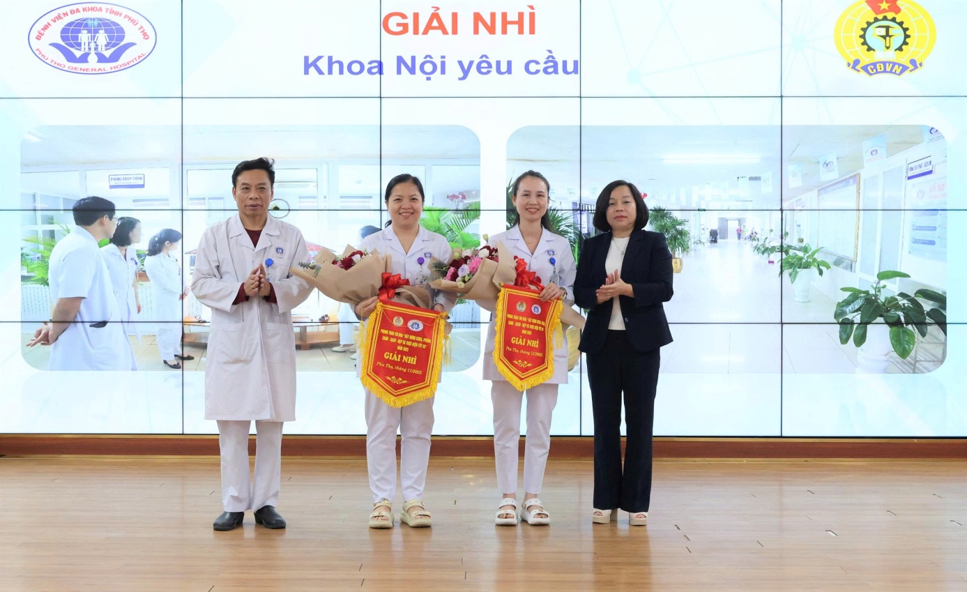 Ban Giám đốc Bệnh viện trao giải cho các khoa đạt giải Nhì phong trào “Xây dựng khoa, phòng Xanh - Sạch - Đẹp, thực hiện tốt 5S” năm 2025