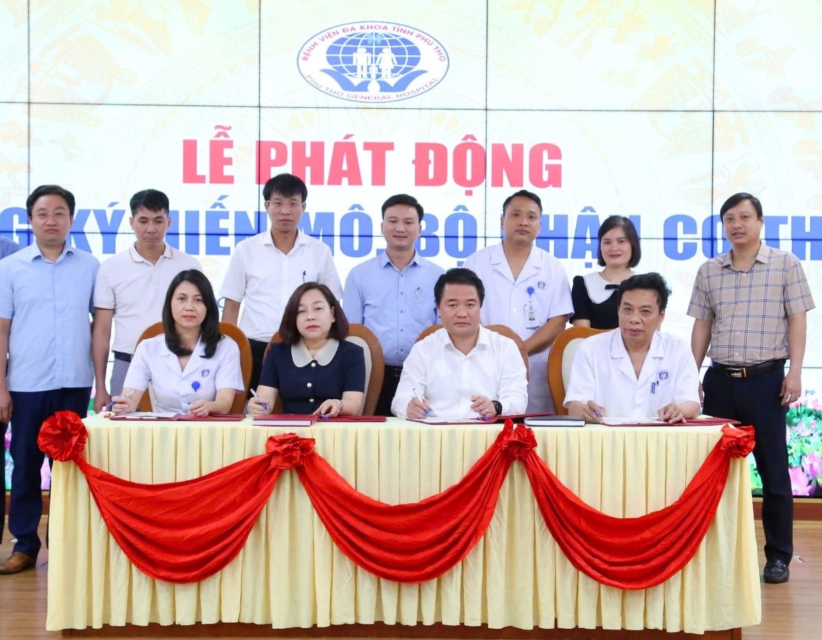 Hành trình 10 năm kết nối và hiện thực hóa những ước mơ “hồi sinh” cuộc sống – Công tác hiến, ghép mô, tạng tại Bệnh viện Đa khoa tỉnh Phú Thọ 3 Hình ảnh Ban lãnh đạo Bệnh viện đăng ký hiến tặng mô tạng