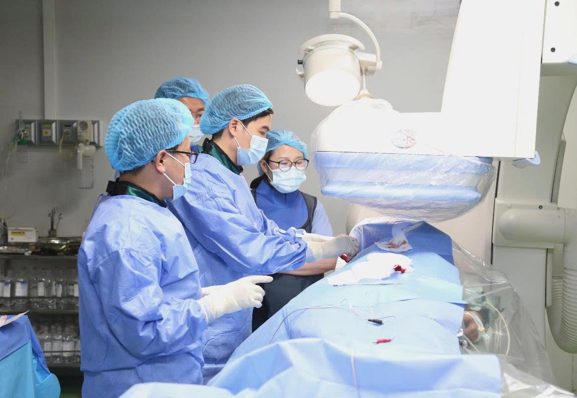 Kỹ thuật đặt máy tạo nhịp 3 buồng kết hợp với bó nhánh trái (LOT-CRT) - Giải pháp điều trị suy tim tiên tiến, hiệu quả tại Bệnh viện Đa khoa tỉnh Phú Thọ 1 BSCKII Nguyễn Đình Việt – Trưởng khoa Nội tim mạch và Cấp cứu tim mạch cùng ekip can thiệp cho người bệnh