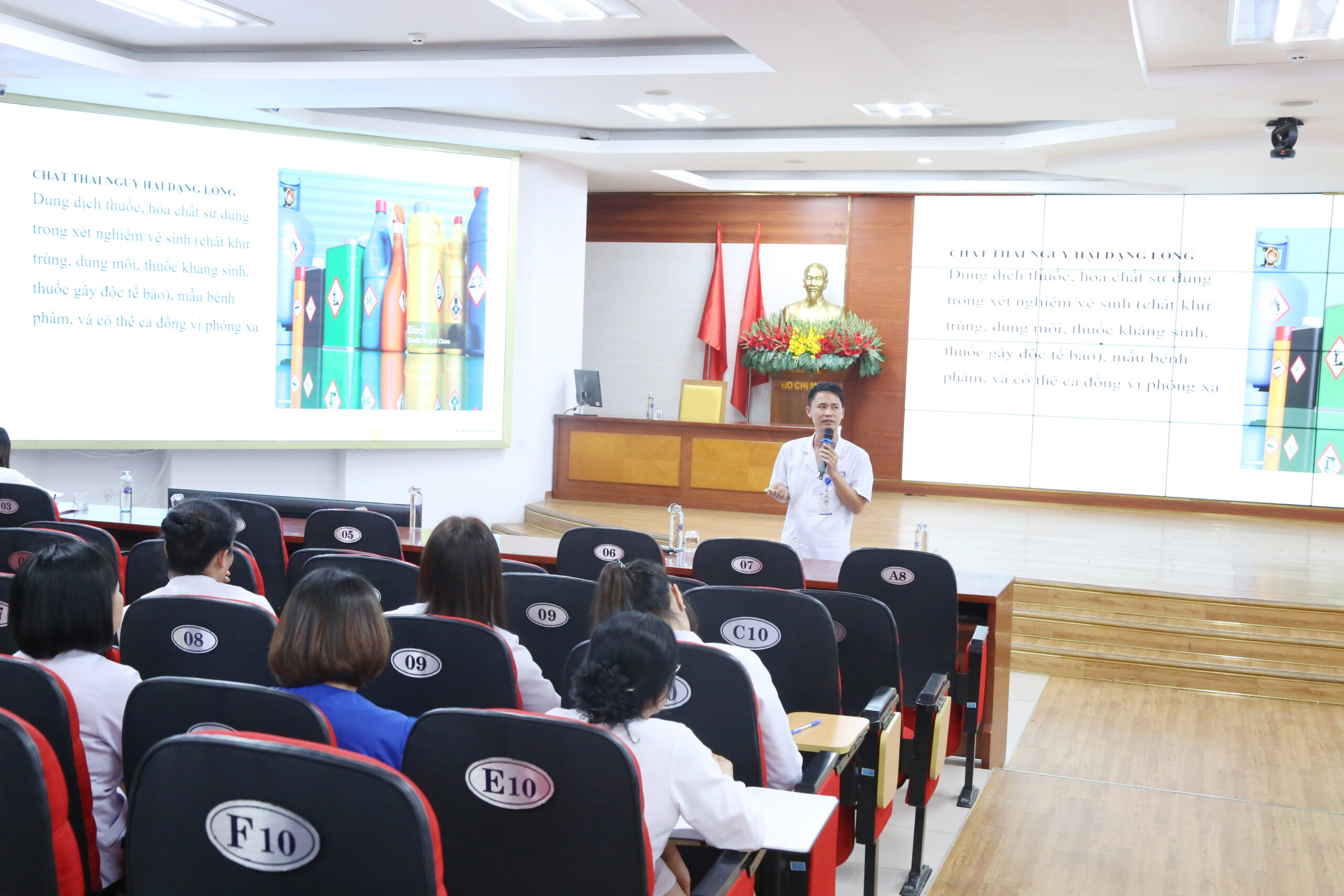 CKII TCQLYT Nguyễn Trọng Hoàng – Phó Trưởng khoa Kiểm soát nhiễm khuẩn trình bày chuyên đề “Sự cố môi trường y tế và các biện pháp phòng ngừa, ứng phó”