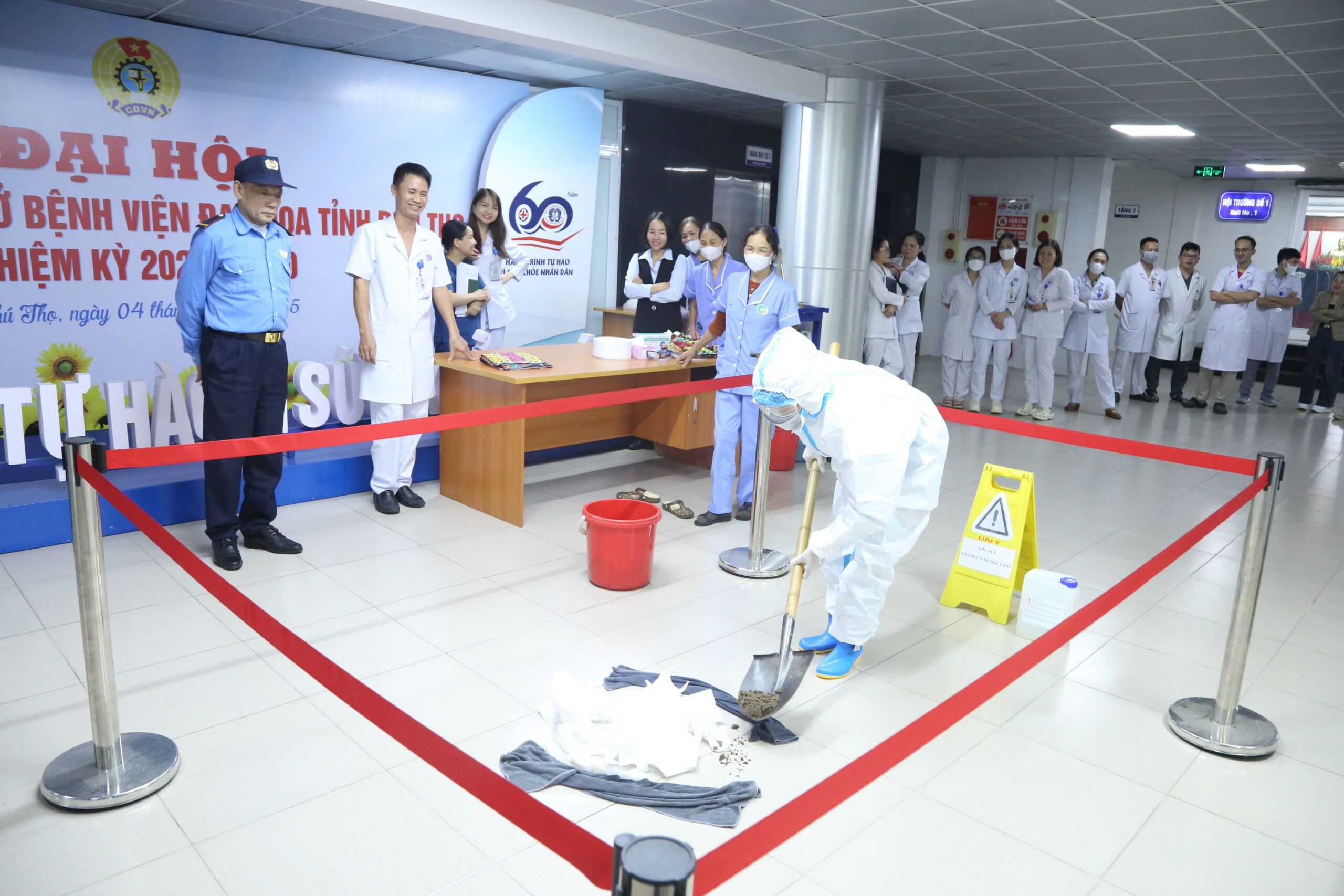 Cán bộ, nhân viên y tế tham gia thực hành