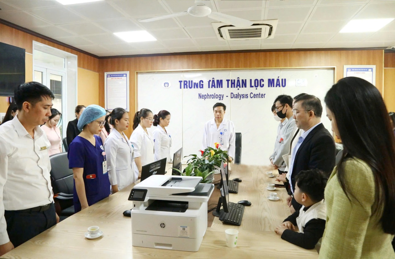 PGS.TS. Nguyễn Văn Sơn – Phó Giám đốc Bệnh viện, các bác sĩ tại Trung tâm Thận – Lọc máu, người bệnh và người nhà người bệnh tri ân người hiến tạng