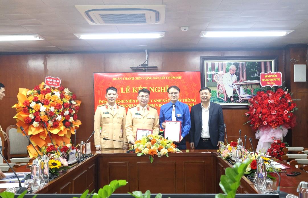 Đại diện Đoàn Thanh niên hai đơn vị ký Biên bản kết nghĩa.