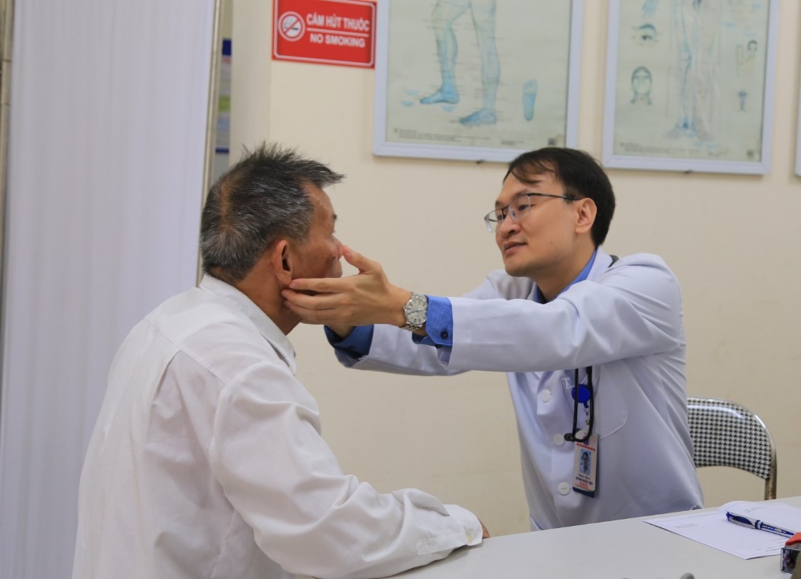 Người dân được bác sĩ thăm khám tận tình