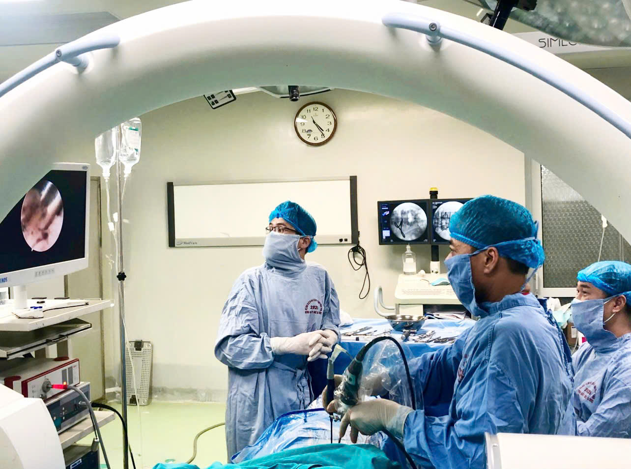 Bệnh viện Đa khoa tỉnh Phú Thọ ứng dụng thành công kỹ thuật nội soi AUSS hiện đại trong điều trị thoát vị đĩa đệm 2 tầng: Bước tiến mới trong phẫu thuật cột sống ít xâm lấn 1 PGS.TS Nguyễn Văn Sơn, BSCKII Hà Xuân Tài và ekip thực hiện ca phẫu thuật nội soi cột sống bằng kỹ thuật AUSS.