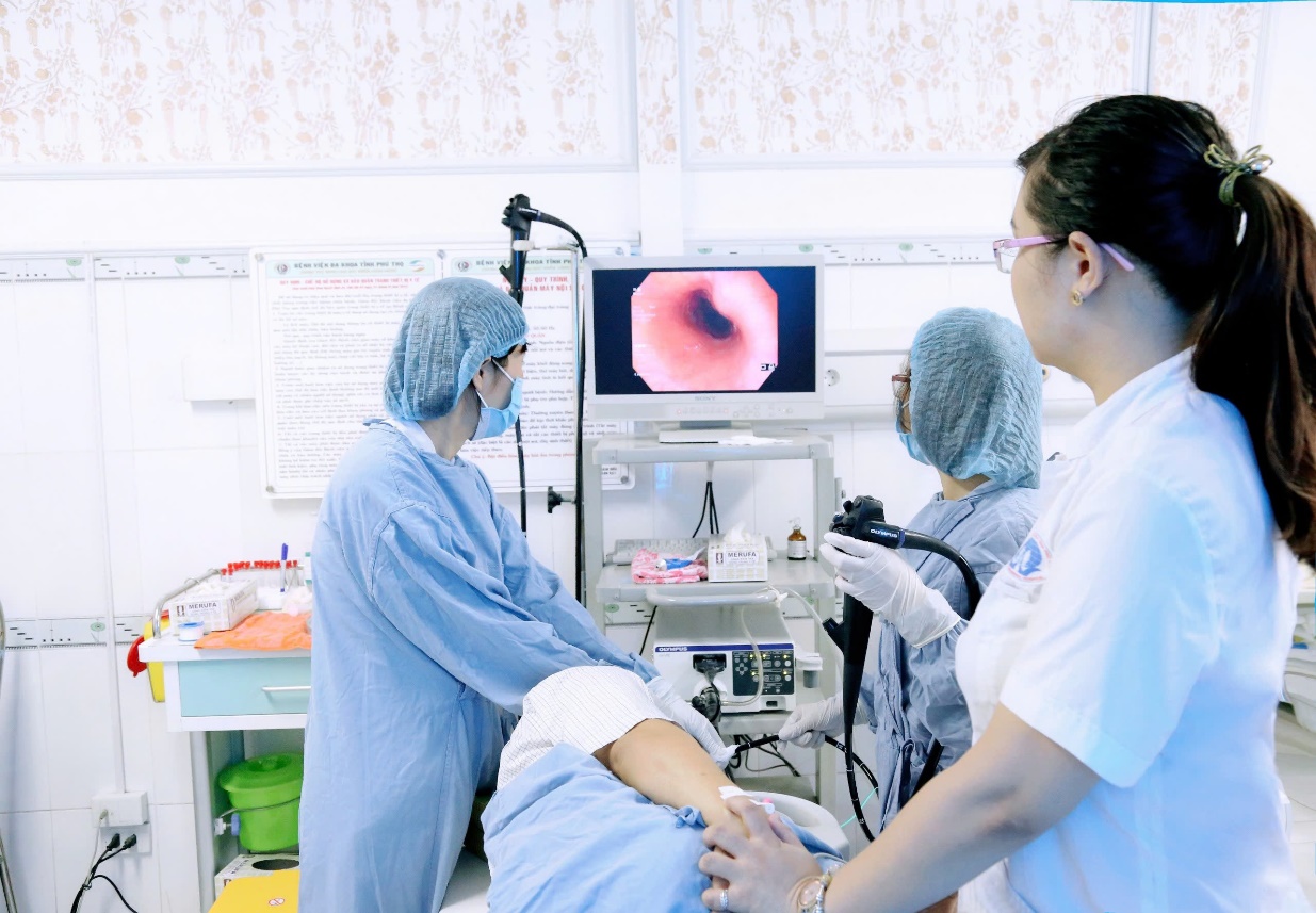 Nội soi gây mê – giải pháp tối ưu giúp phát hiện sớm bệnh lý tiêu hóa 2 Ekip thực hiện nội soi gây mê cho người bệnh tại Bệnh viện Đa khoa tỉnh Phú Thọ