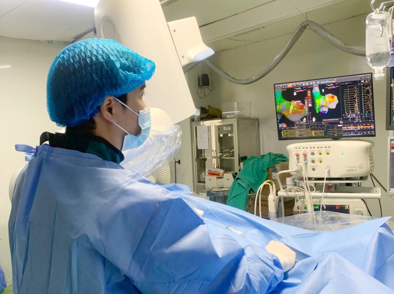 BSCKII Nguyễn Đình Việt thực hiện thao tác đưa catheter theo bản đồ 3D hiển thị trên màn hình.