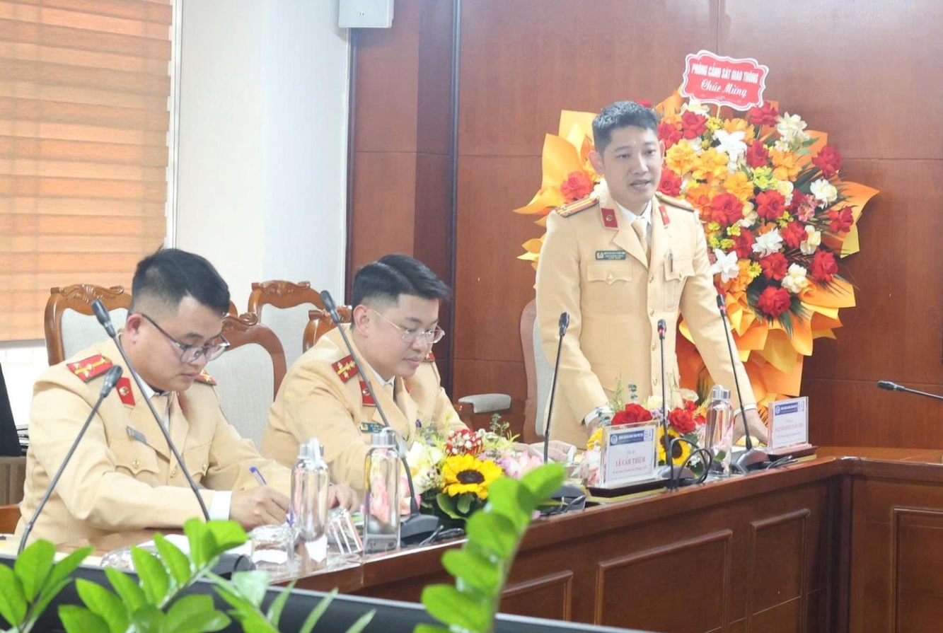 Trung tá Nguyễn Hữu Tuấn Anh - Phó trưởng Phòng Cảnh sát giao thông phát biểu tại buổi lễ