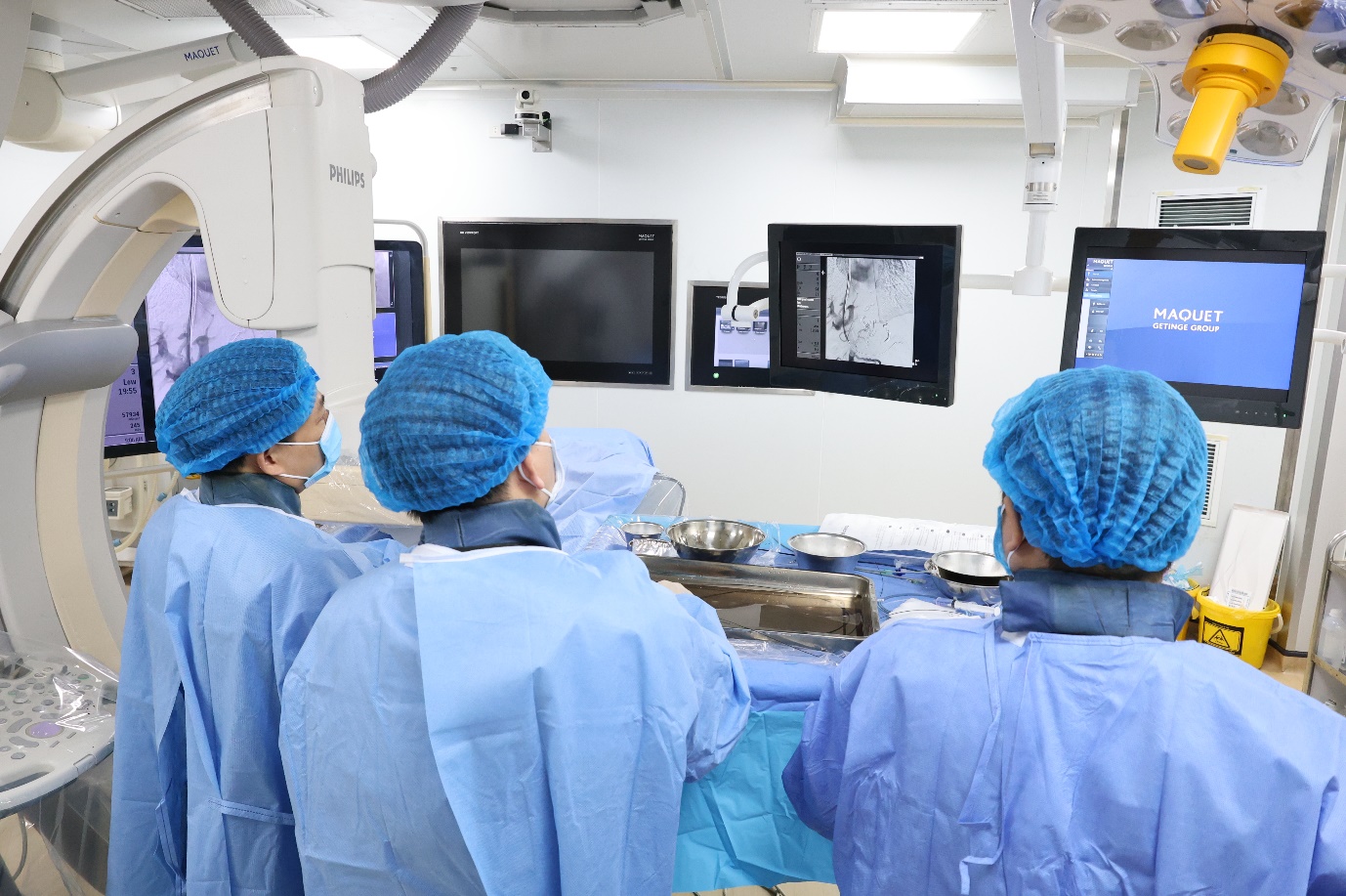 Tiến sĩ Trần Quang Lục cùng ekip thực hiện kỹ thuật TIPS can thiệp cho người bệnh L.T.T.D