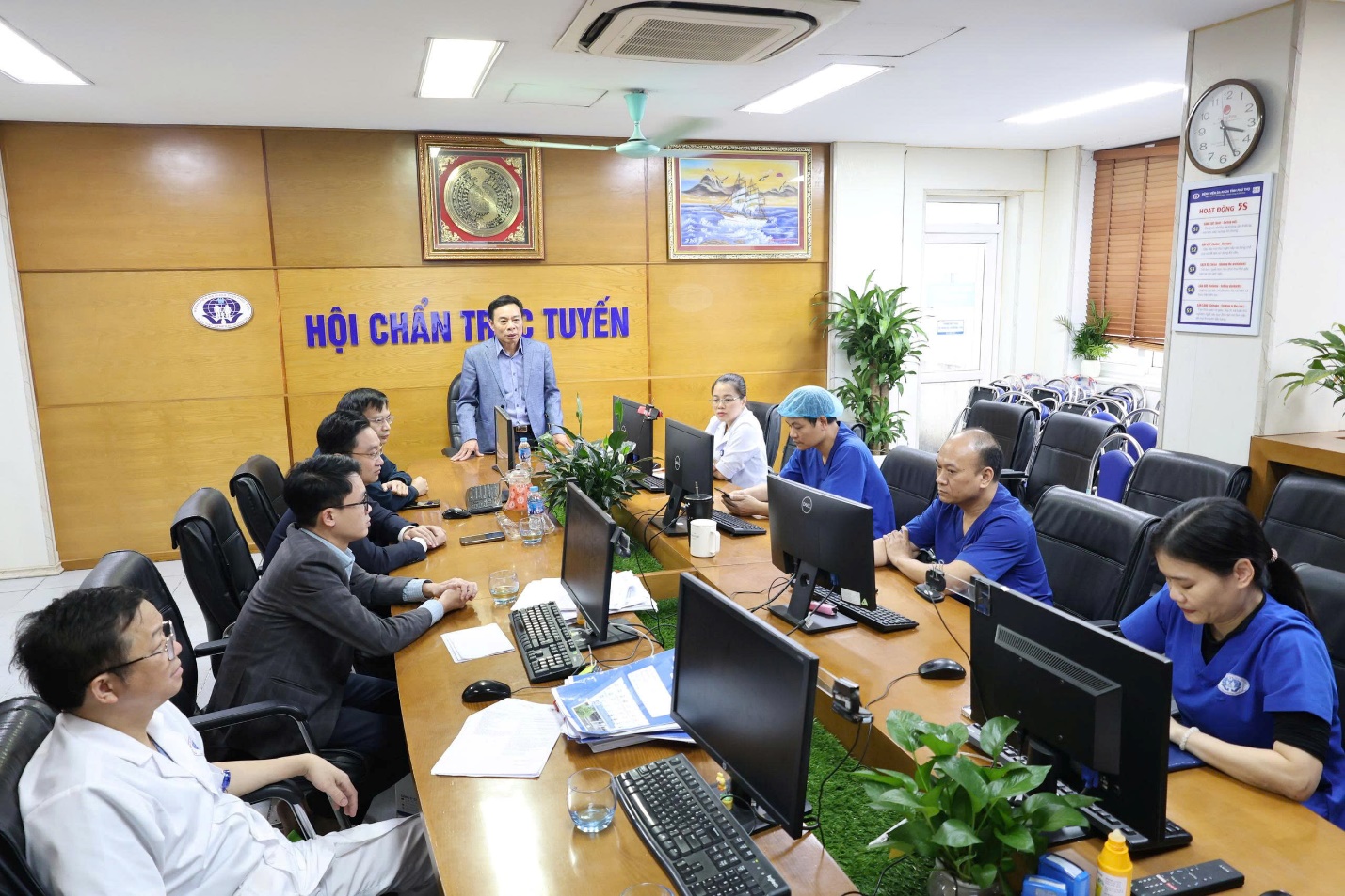 PGS.TS. Nguyễn Văn Sơn – Phó Giám đốc Bệnh viện Đa khoa tỉnh Phú Thọ cùng Ekip hội chẩn trực tuyến với các chuyên gia đầu ngành trong lĩnh vực ghép tạng đến từ Bệnh viện Hữu nghị Việt Đức