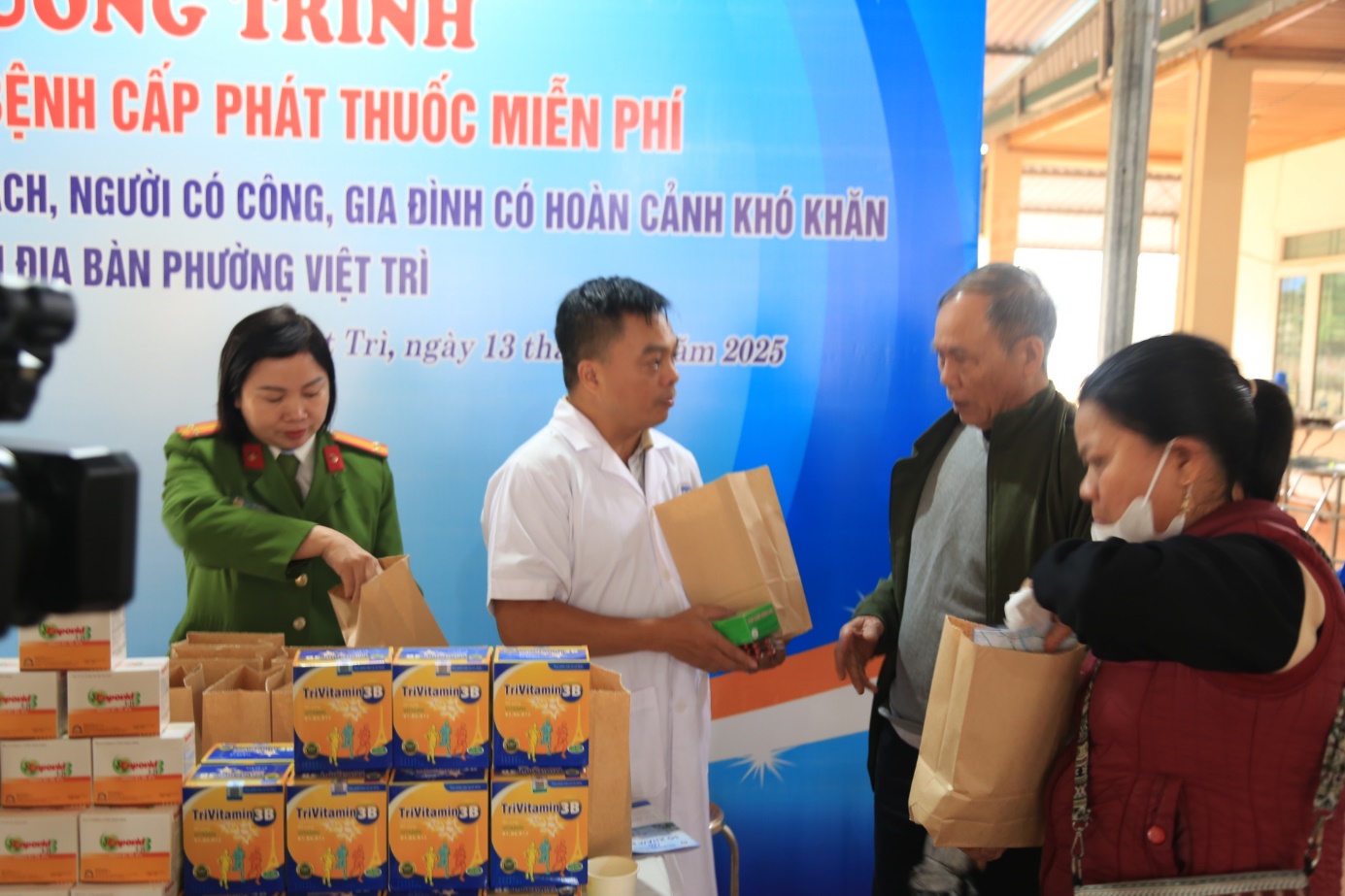 Người dân được cấp phát thuốc miễn phí tại chương trình