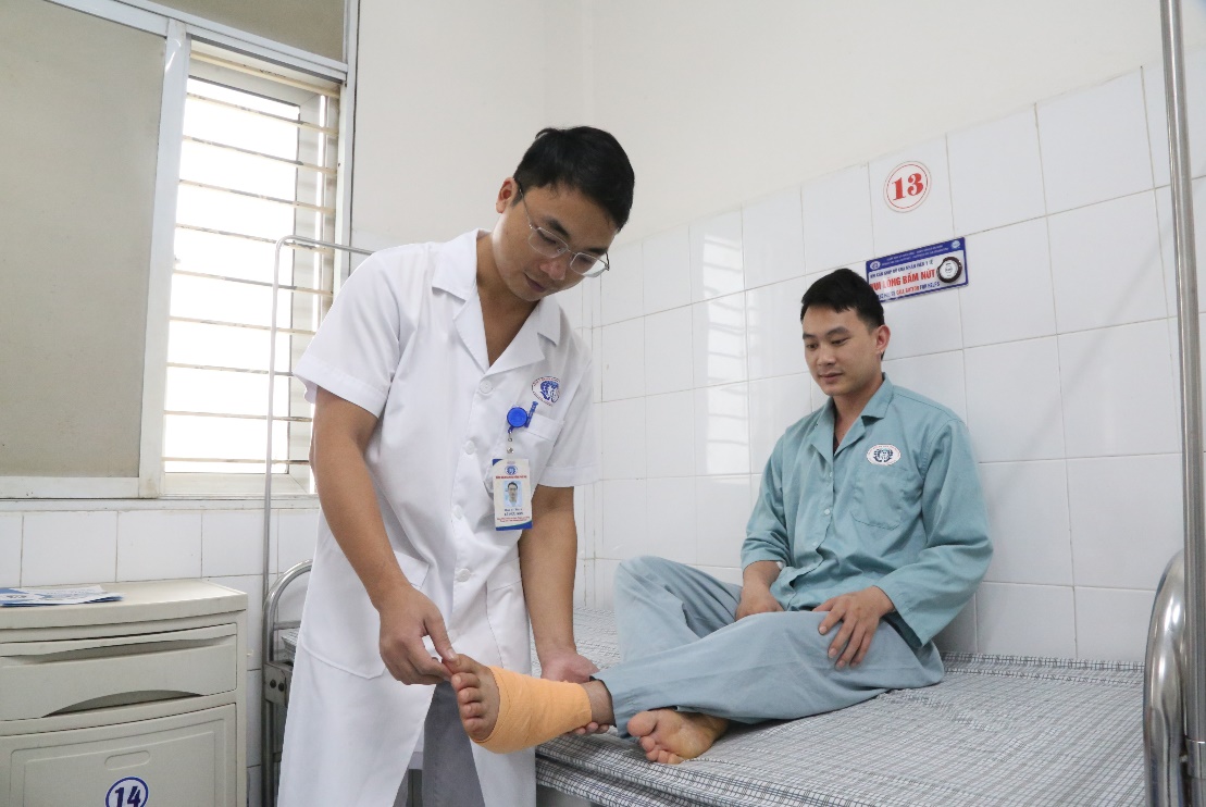 Phẫu thuật chuyển vạt che phủ khuyết phần mềm vùng gót chân cho người bệnh bị biến chứng do bỏng ống xả xe máy 2 Người bệnh được ThS. BS Lê Hữu Sơn kiểm tra vận động bàn chân trước khi xuất viện.