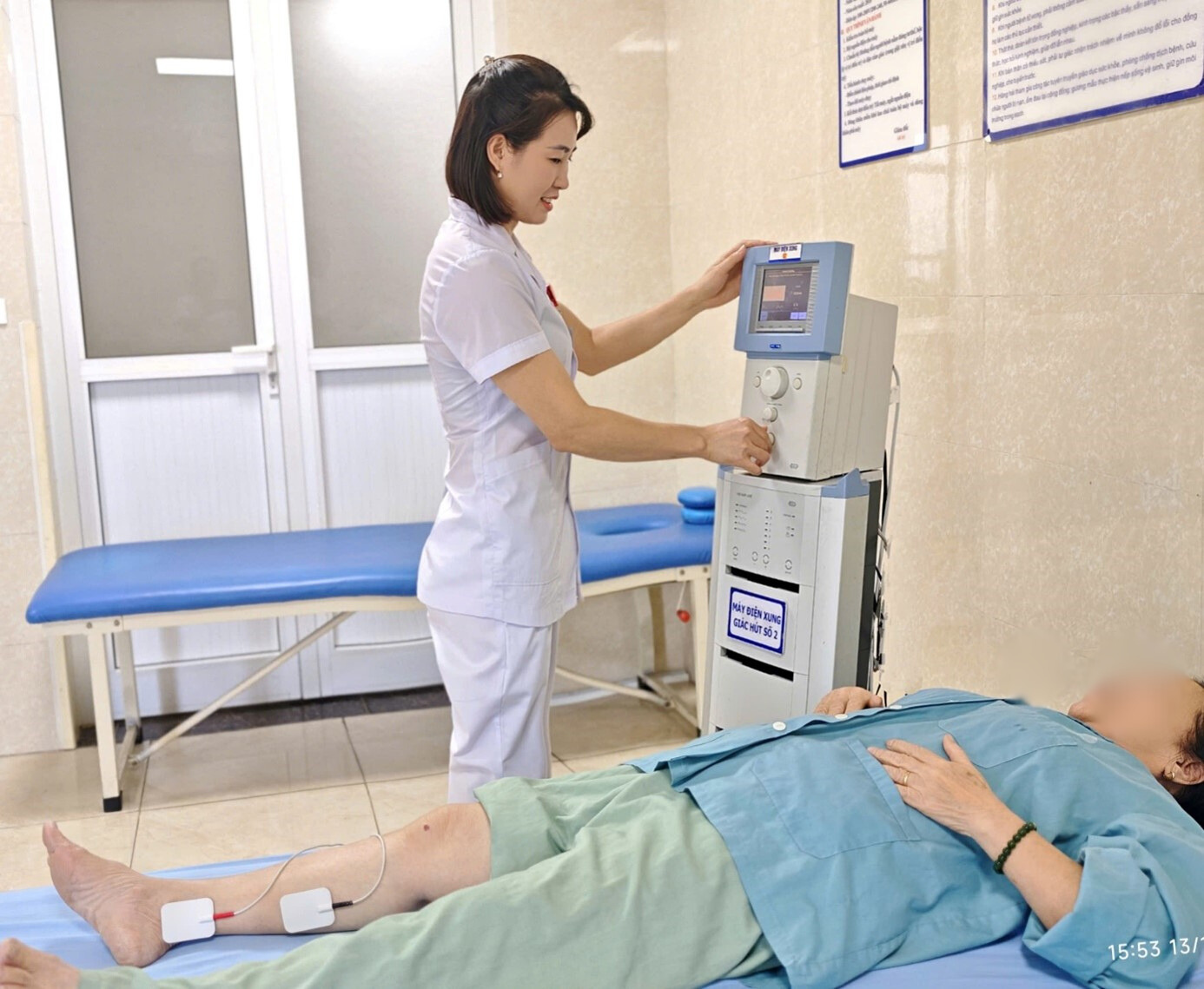 Người bệnh được điều trị bằng phương pháp kích thích điện thần kinh chày