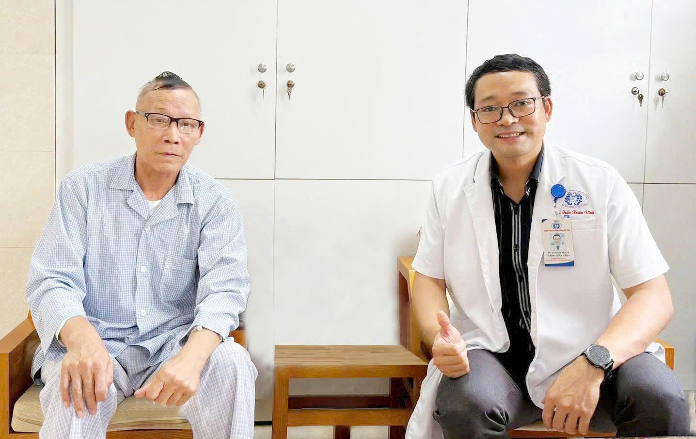 Trung tâm Ung bướu – Bệnh viện Đa khoa tỉnh Phú Thọ: Đón đầu kỷ nguyên miễn dịch mang lại cơ hội cho người bệnh ung thư 3 Hình ảnh BSCKII Trần Xuân Vĩnh cùng người bệnh N.V.T.