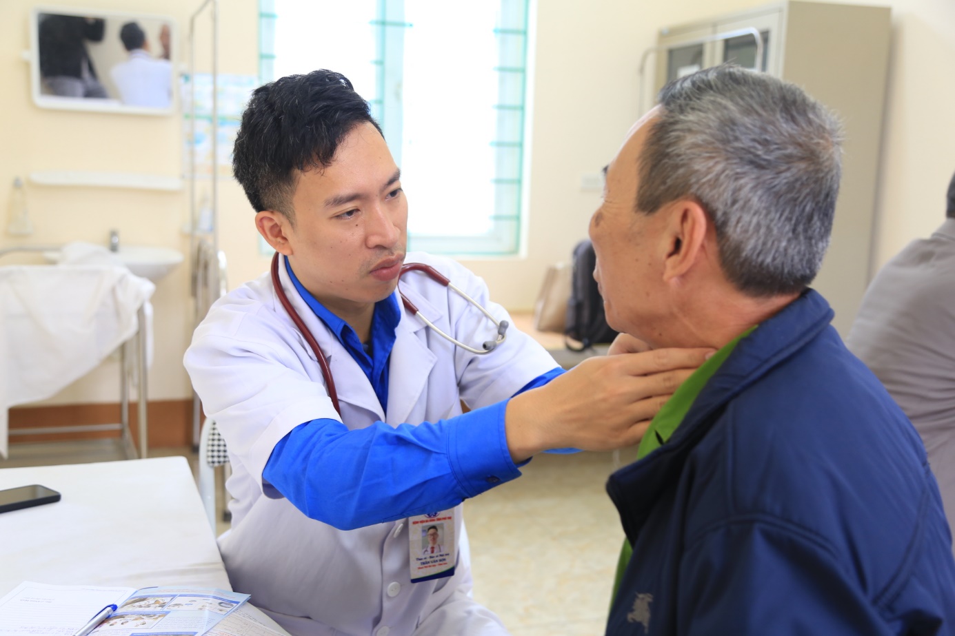 bác sĩ khám bệnh cho người dân