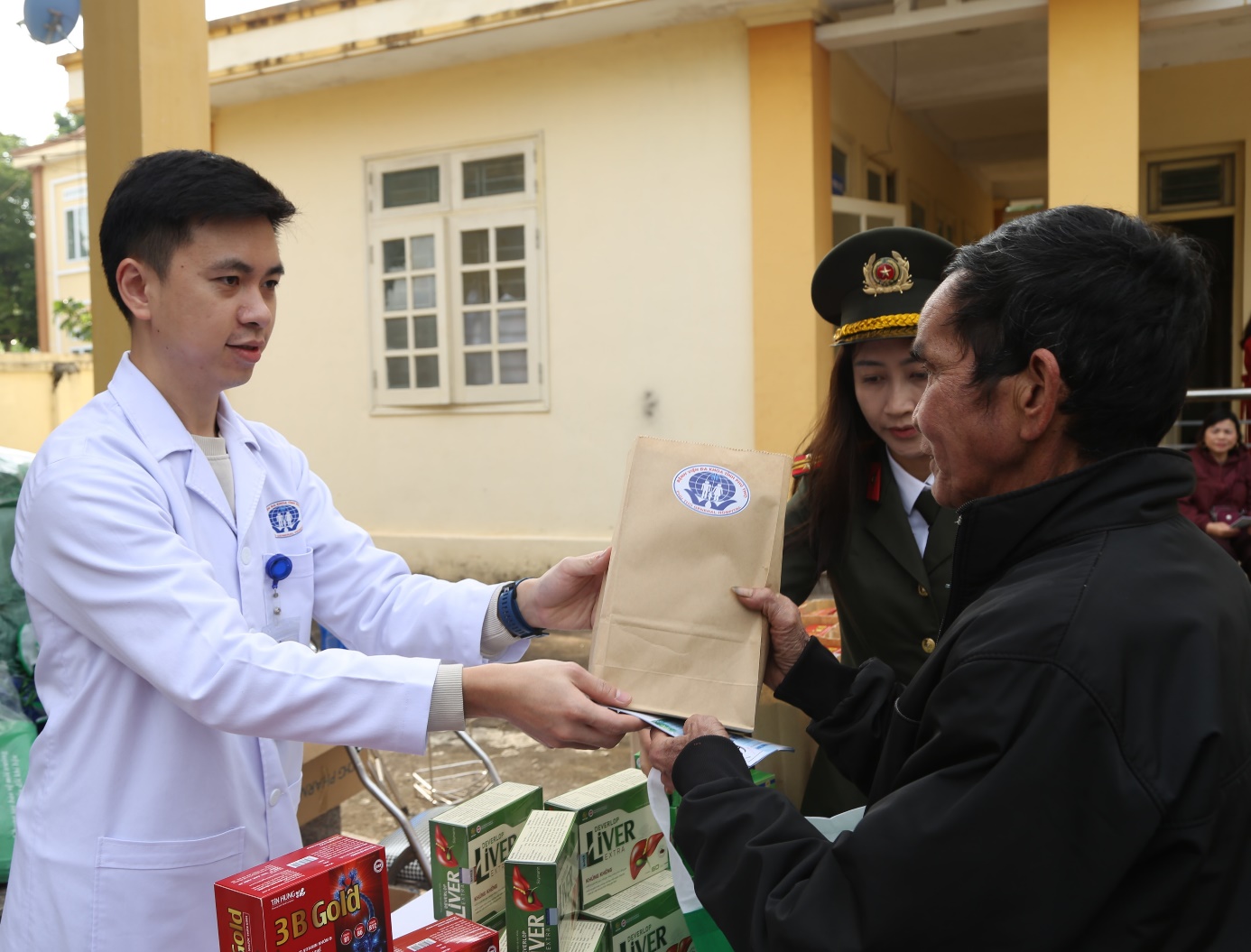 Chương trình Khám bệnh, tư vấn, cấp phát thuốc miễn phí và tặng quà cho người dân xã Pà Cò 3 Người dân được cấp phát thuốc miễn phí.