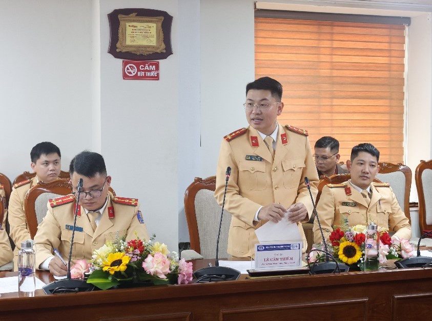 Đại úy Lê Cẩm Thiêm - Bí thư Đoàn thanh niên Phòng Cảnh sát giao thông phát biểu tại chương trình