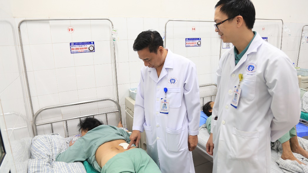 Bệnh viện Đa khoa tỉnh Phú Thọ ứng dụng thành công kỹ thuật nội soi AUSS hiện đại trong điều trị thoát vị đĩa đệm 2 tầng: Bước tiến mới trong phẫu thuật cột sống ít xâm lấn 4 PGS.TS Nguyễn Văn Sơn kiểm tra vết mổ cho người bệnh Hà Thị Ngọc.