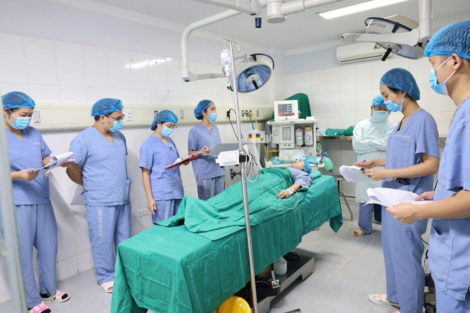 Bệnh viện Đa khoa tỉnh Phú Thọ tổ chức kiểm tra, đánh giá nội bộ mức độ an toàn phẫu thuật lần thứ 2 năm 2025 4 Đoàn kiểm tra đánh giá mức độ an toàn phẫu thuật