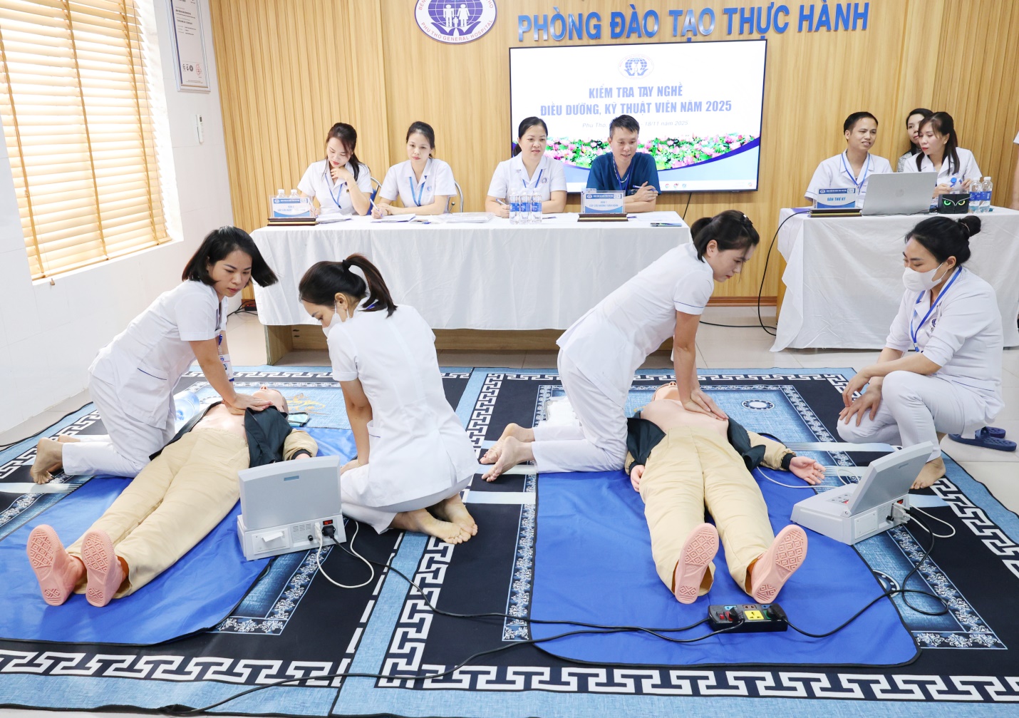 Các điều dưỡng, kỹ thuật viên trong phần thi thực hành tại kỳ kiểm tra tay nghề