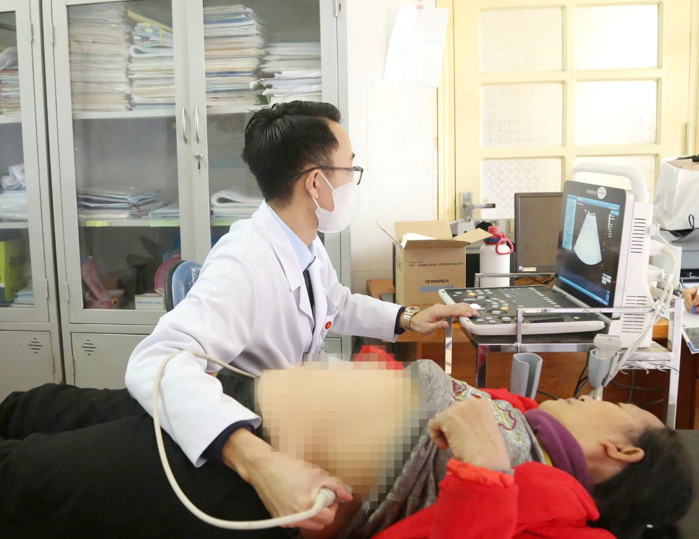 Chương trình Khám bệnh, tư vấn, cấp phát thuốc miễn phí và tặng quà cho người dân xã Pà Cò 9 a8