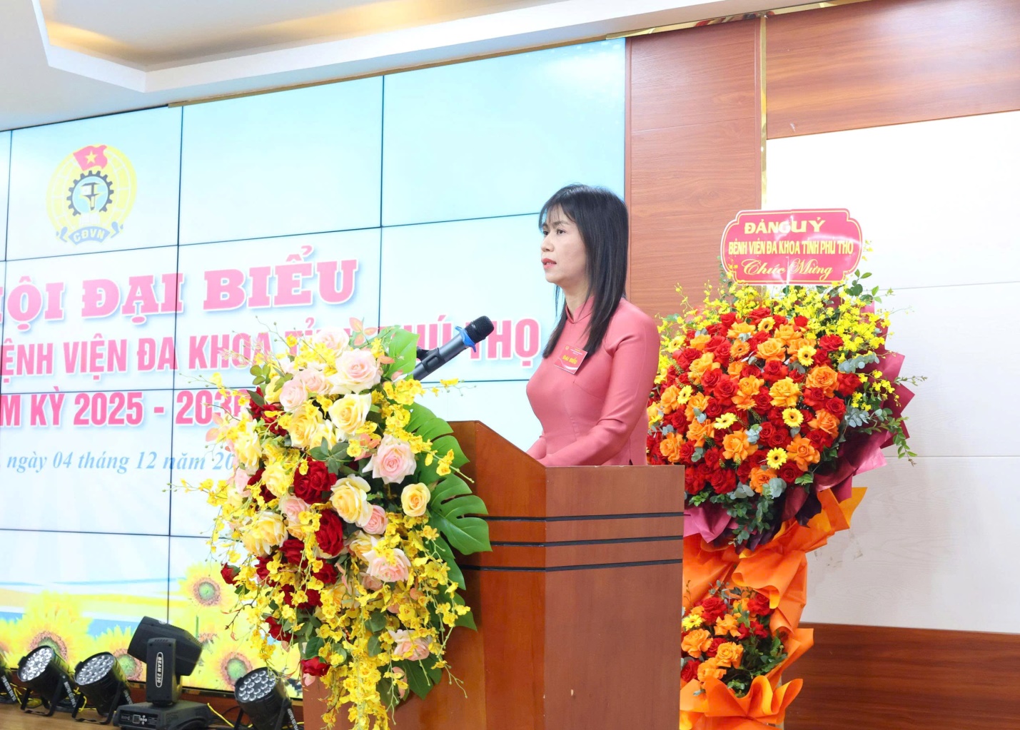 Bệnh viện Đa khoa tỉnh Phú Thọ tổ chức thành công Đại hội Đại biểu Công đoàn cơ sở nhiệm kỳ 2025 – 2030 3 BSCKII Lê Na – Phó Bí thư Đảng ủy – Phó Giám đốc – Chủ tịch Công đoàn Bệnh viện phát biểu tại Đại hội