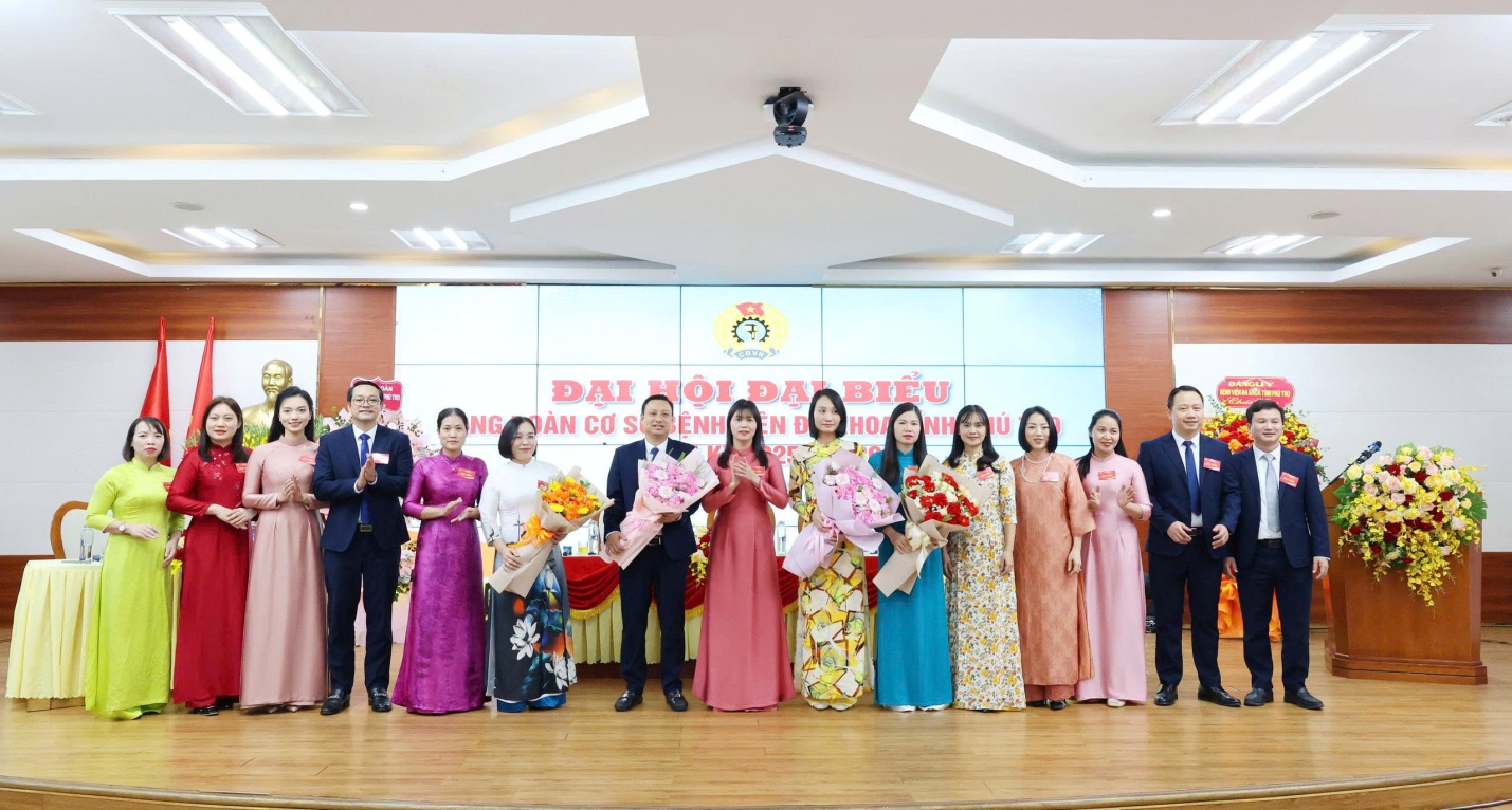 Bệnh viện Đa khoa tỉnh Phú Thọ tổ chức thành công Đại hội Đại biểu Công đoàn cơ sở nhiệm kỳ 2025 – 2030 5 Tặng hoa tri ân các đồng chí trong Ban Chấp hành Công đoàn cơ sở nhiệm kỳ 2023 - 2025