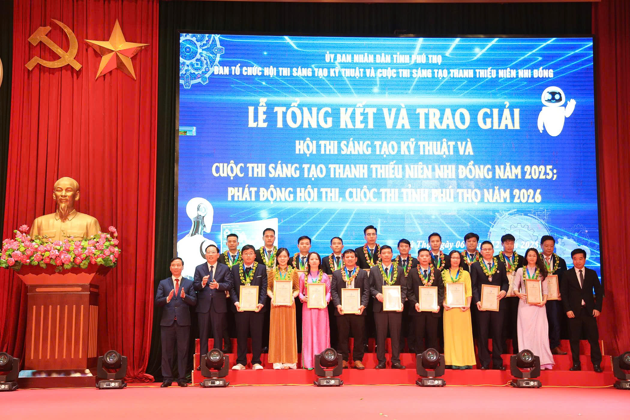 CN.CNTT Nguyễn Tiến Mạnh (ở giữa hàng thứ 2) đại diện Nhóm tác giả của Bệnh viện nhận giải Nhì tại Hội thi