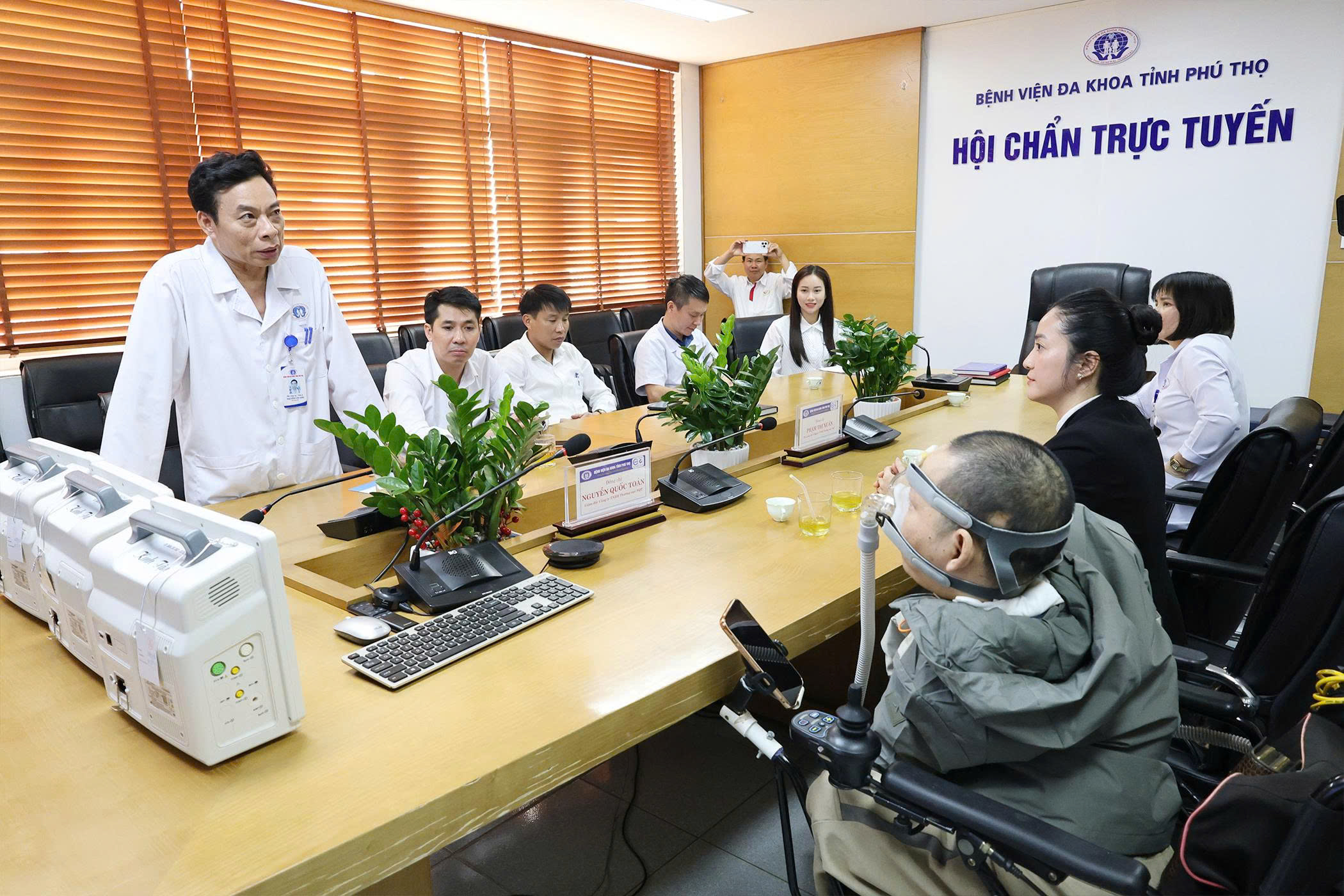 TTƯT. PGS. TS Nguyễn Văn Sơn – Phó Giám đốc Bệnh viện chia sẻ trong chương trình tiếp nhận 03 máy monitor do anh Nguyễn Quốc Toàn trao tặng