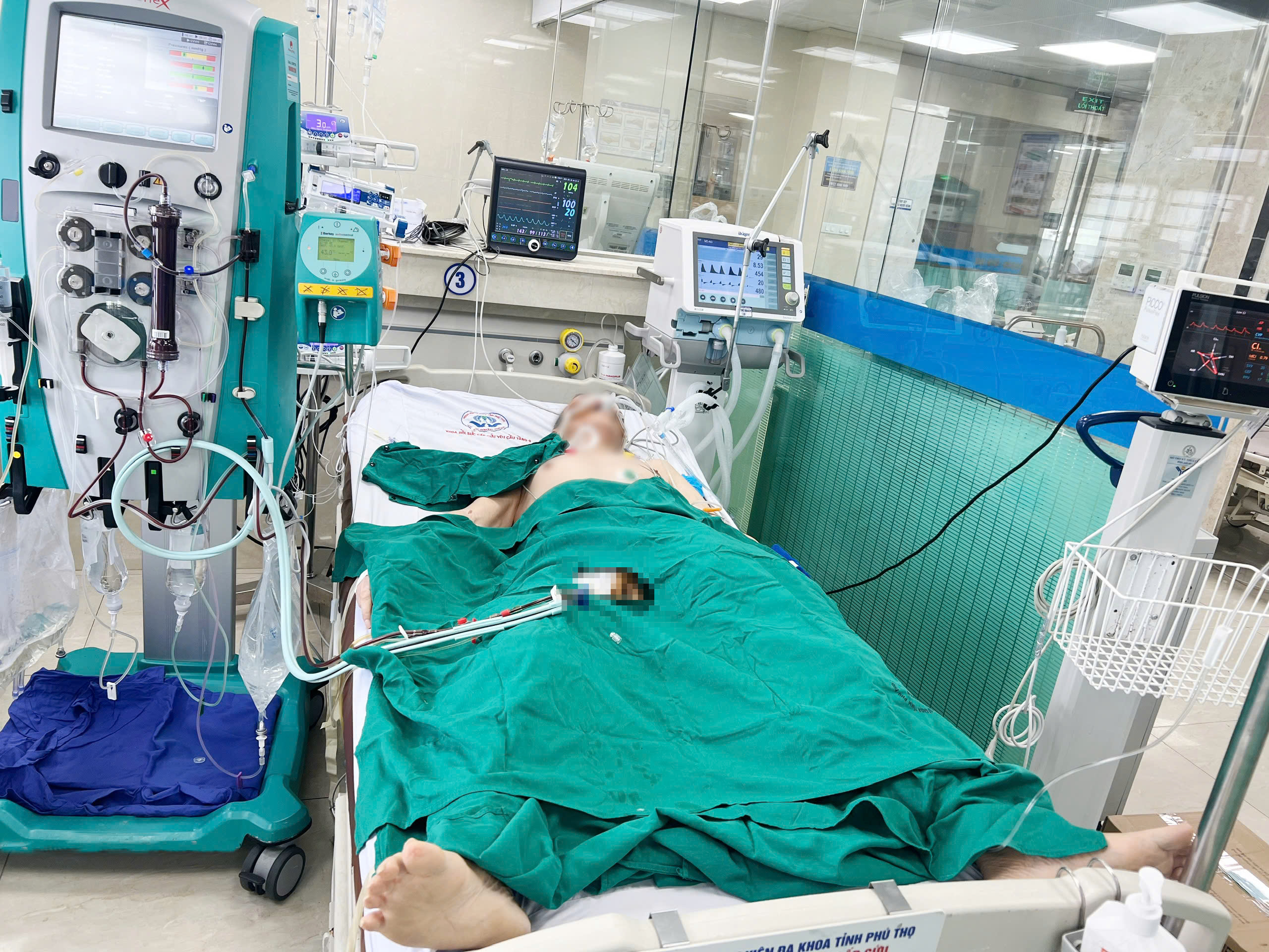 Giành lại sự sống cho người bệnh bị sốc nhiễm khuẩn, áp-xe phổi nguy kịch tại Bệnh viện Đa khoa tỉnh Phú Thọ 1 Hình ảnh người bệnh được điều trị tích cực tại khoa Hồi sức tích cực – Chống độc yêu cầu